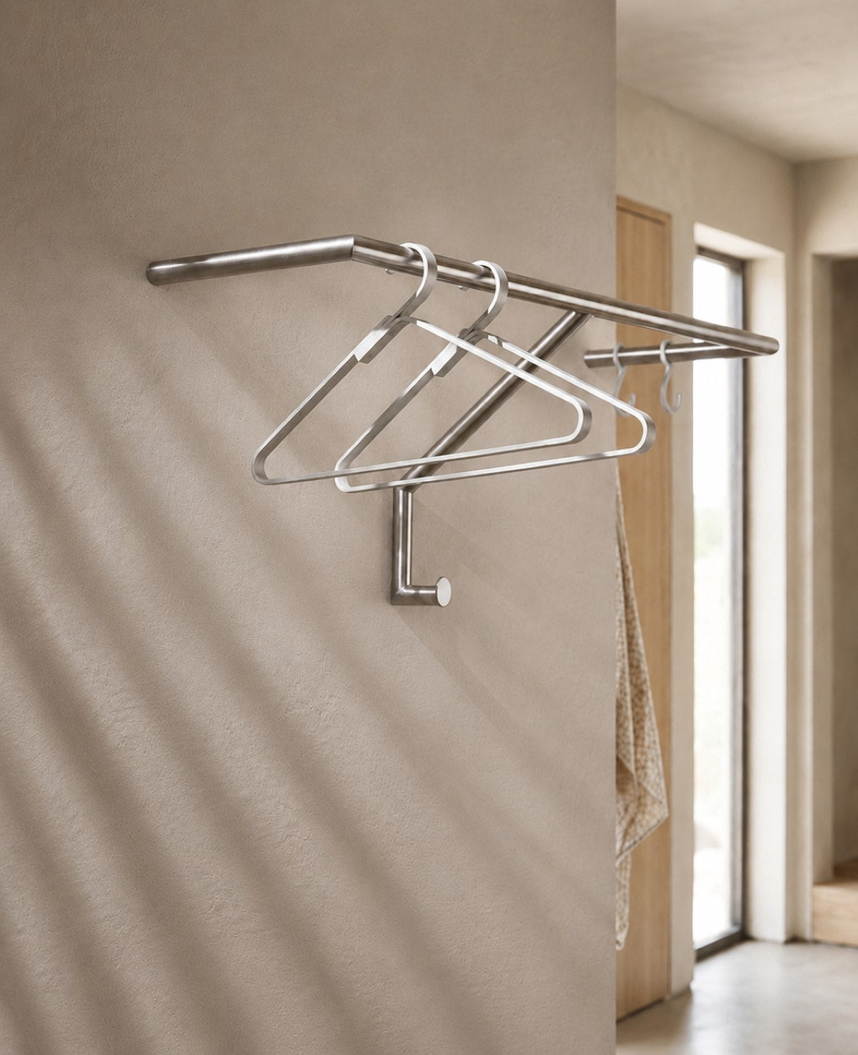 HOOK Wandhaken aus Edelstahl von Siqual Design mit Kleiderbügeln an moderner Wand