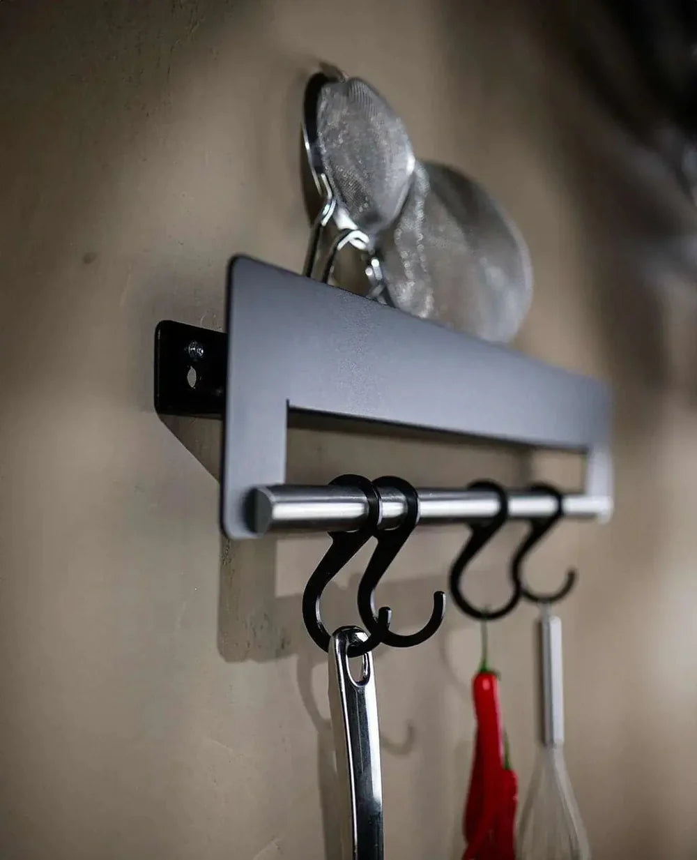 Joshua Garderobe in Schwarz – funktional in Küche eingesetzt, Design von Siqual