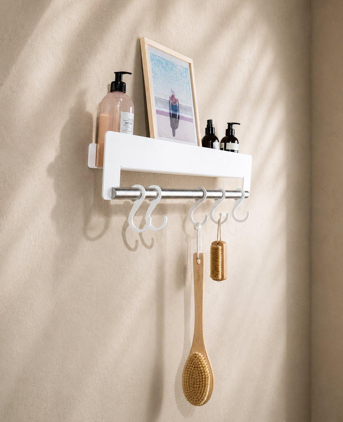 Weiße JOSHUA Wandgarderobe aus Metall von Siqual Design mit Ablage, Haken und Edelstahlstange für Bad, Flur und Kinderzimmer