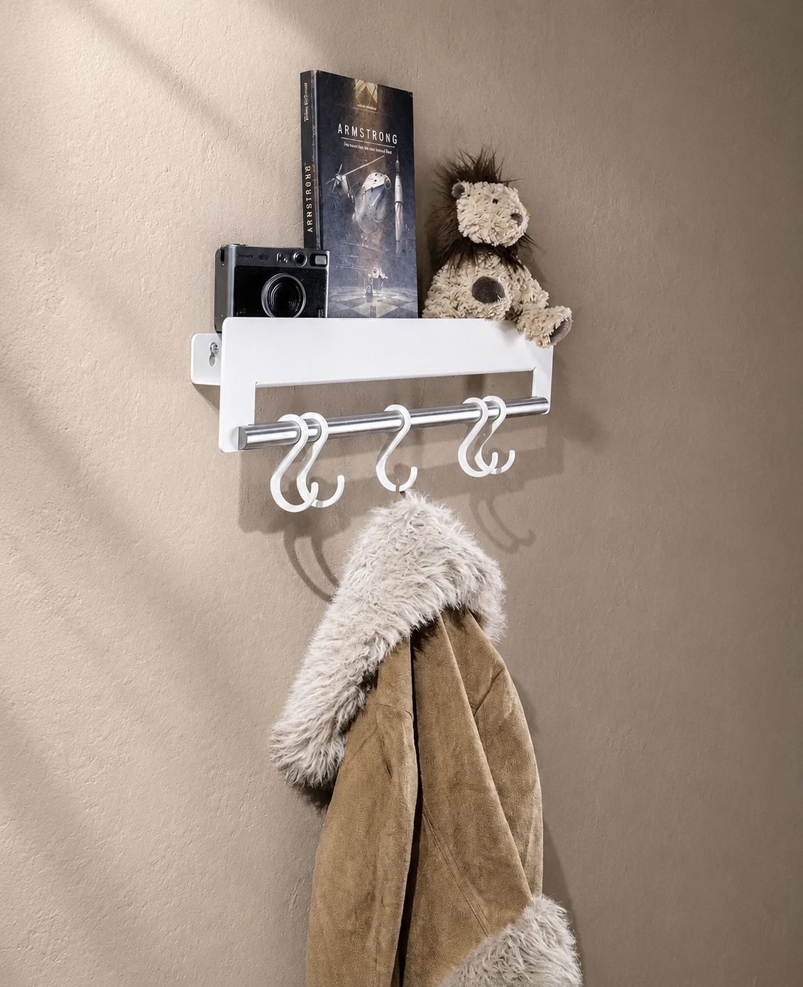 Weiße Kindergarderobe mit Ablage und Haken aus Metall von Siqual Design für Kleidung, Taschen und Kinderaccessoires