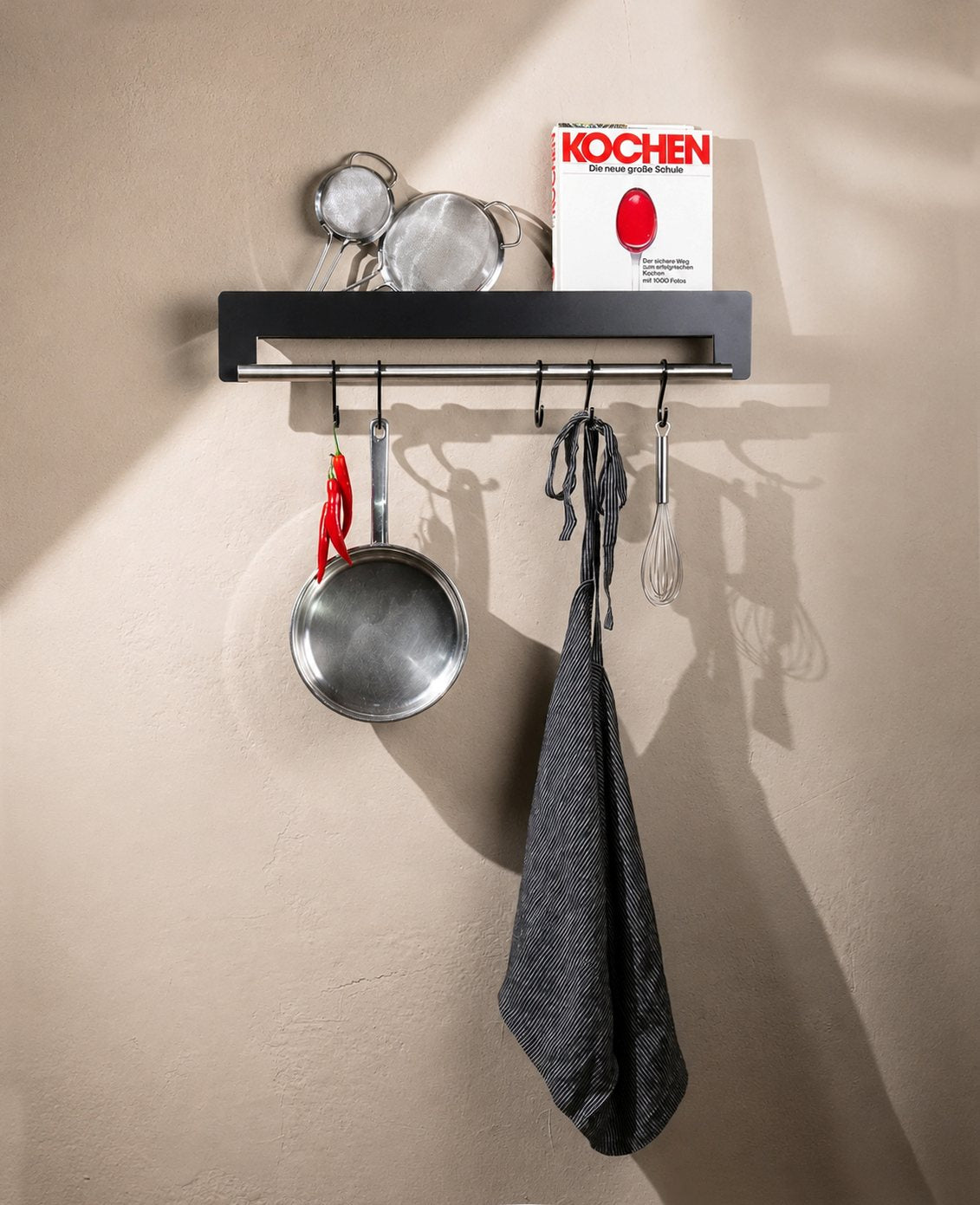 Schwarze Garderobe mit Ablage und Haken von Siqual Design als praktische Wandaufbewahrung aus Metall für Küche, Bad und Flur