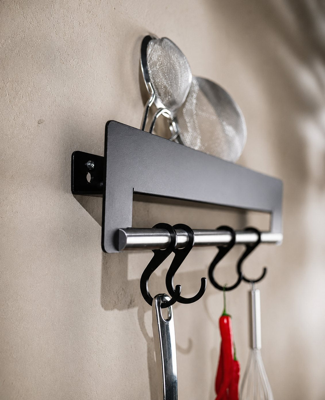 Schwarze Wandgarderobe mit Ablage aus Metall von Siqual Design mit Haken und Stange für Flur, Küche oder Eingangsbereich