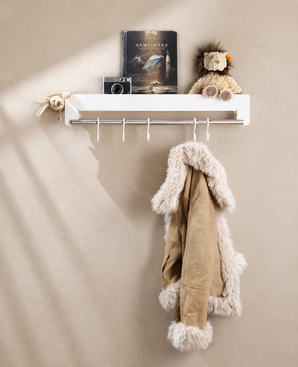 Weiße Kindergarderobe mit Ablage aus Metall von Siqual Design mit Haken, Kleiderstange und Kleidung im Kinderzimmer