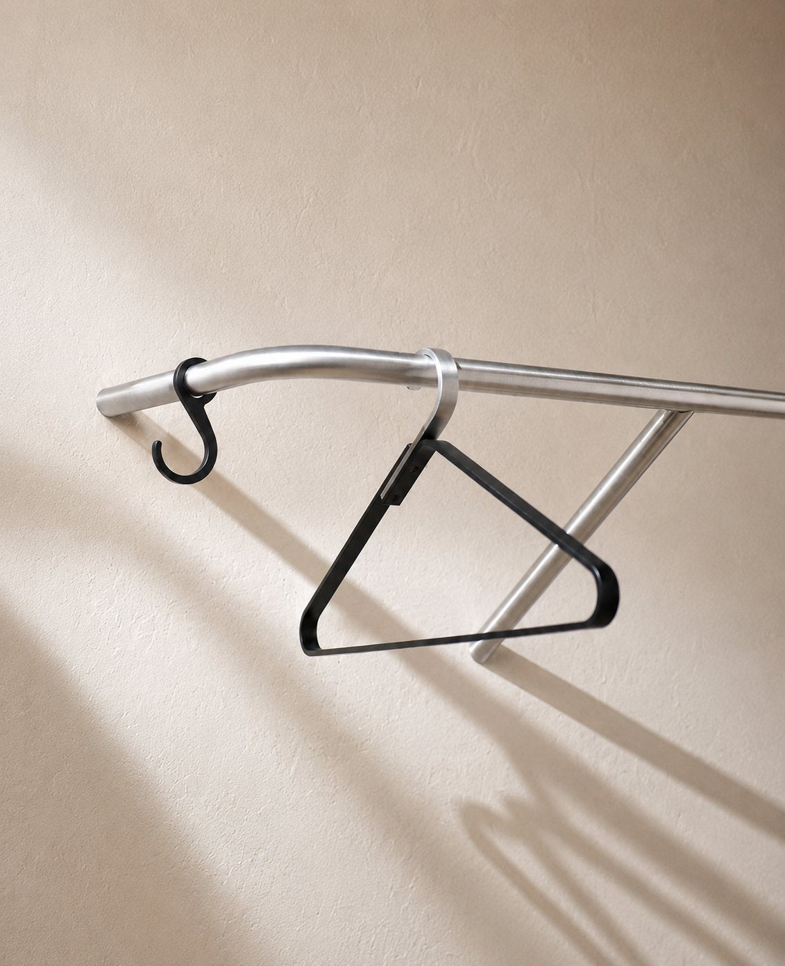 RAIL Garderobe aus korrosionsbeständigem Edelstahl von Siqual Design in seitlicher Ansicht für Bad, Küche und Flur
