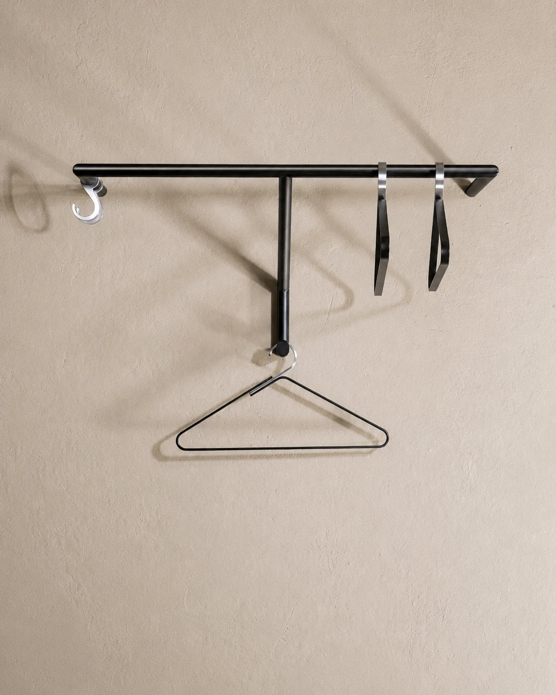 Schwarze HOOK Metall Wandgarderobe von Siqual Design mit pulverbeschichteter Oberfläche und klarer Form