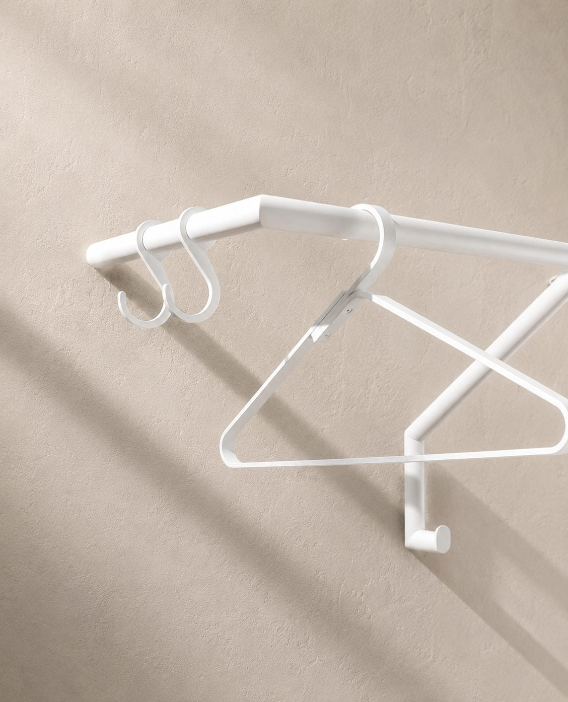 Weiße Metall Wandgarderobe HOOK von Siqual Design mit Haken und Kleiderbügeln im minimalistischen Stil