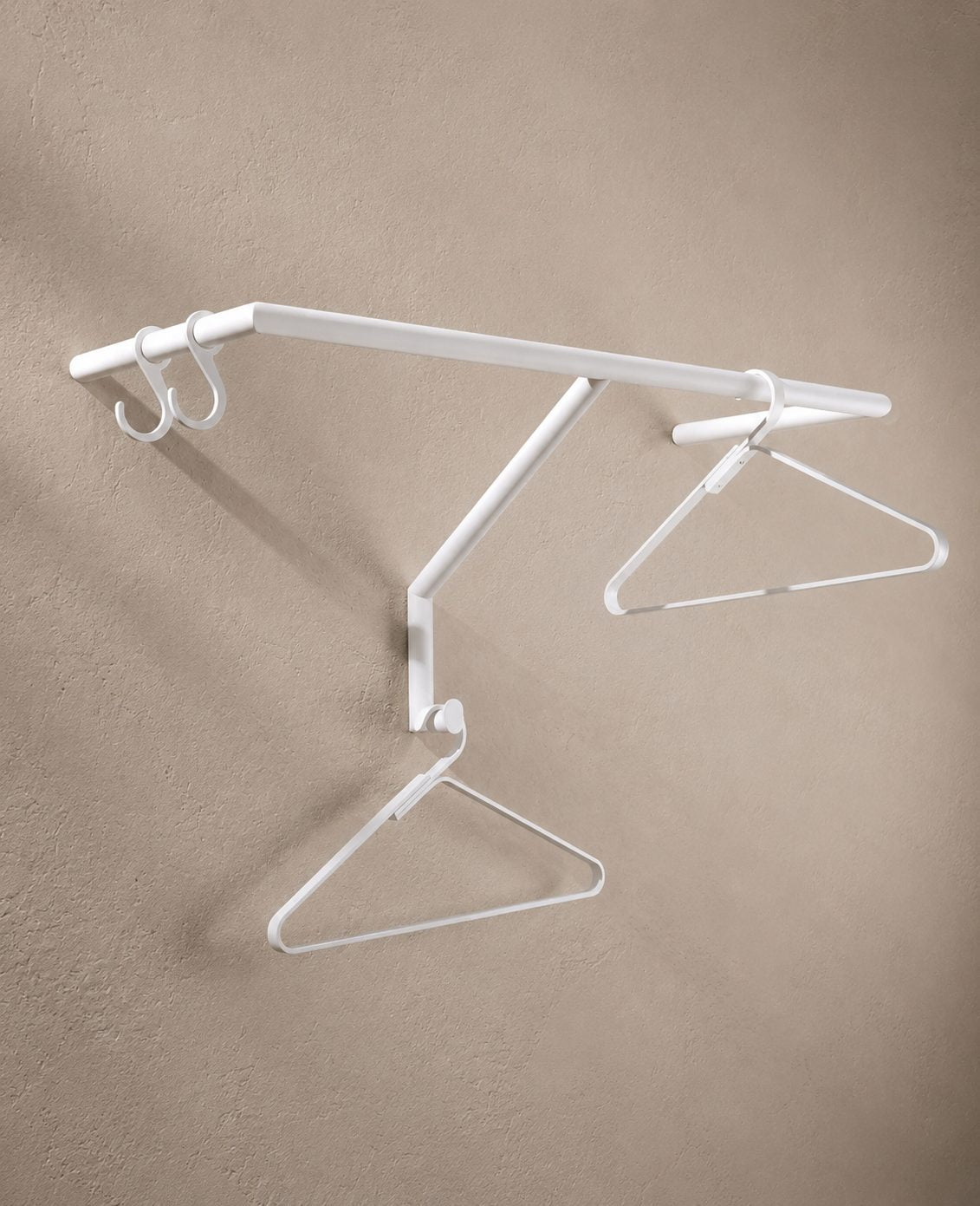 Weiße HOOK Wandgarderobe aus pulverbeschichtetem Metall von Siqual Design mit Kleiderbügel an der Wand