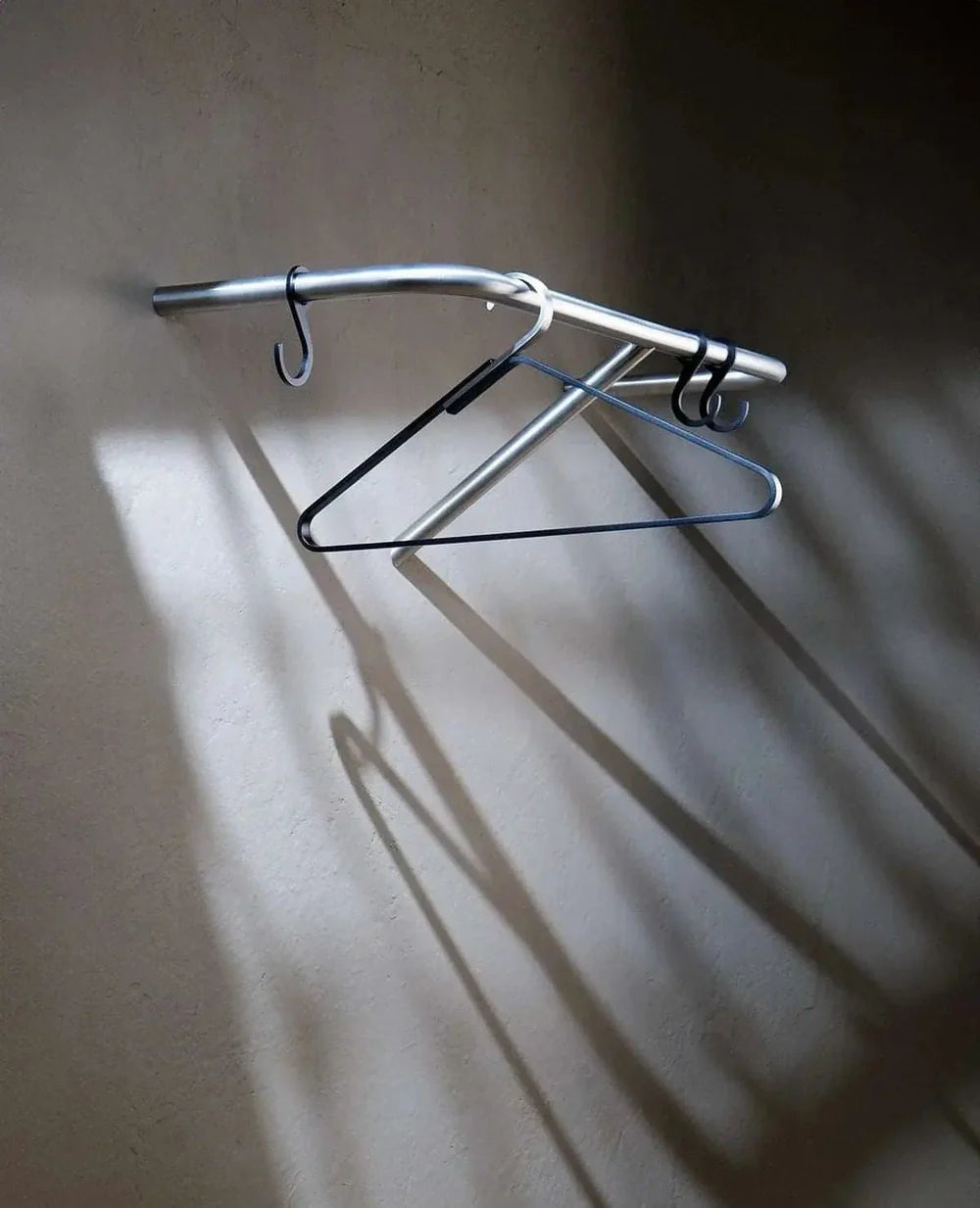 Moderne Wandgarderobe aus Edelstahl – RAIL im schlichtem, zeitlosen Design für Flur oder Büro