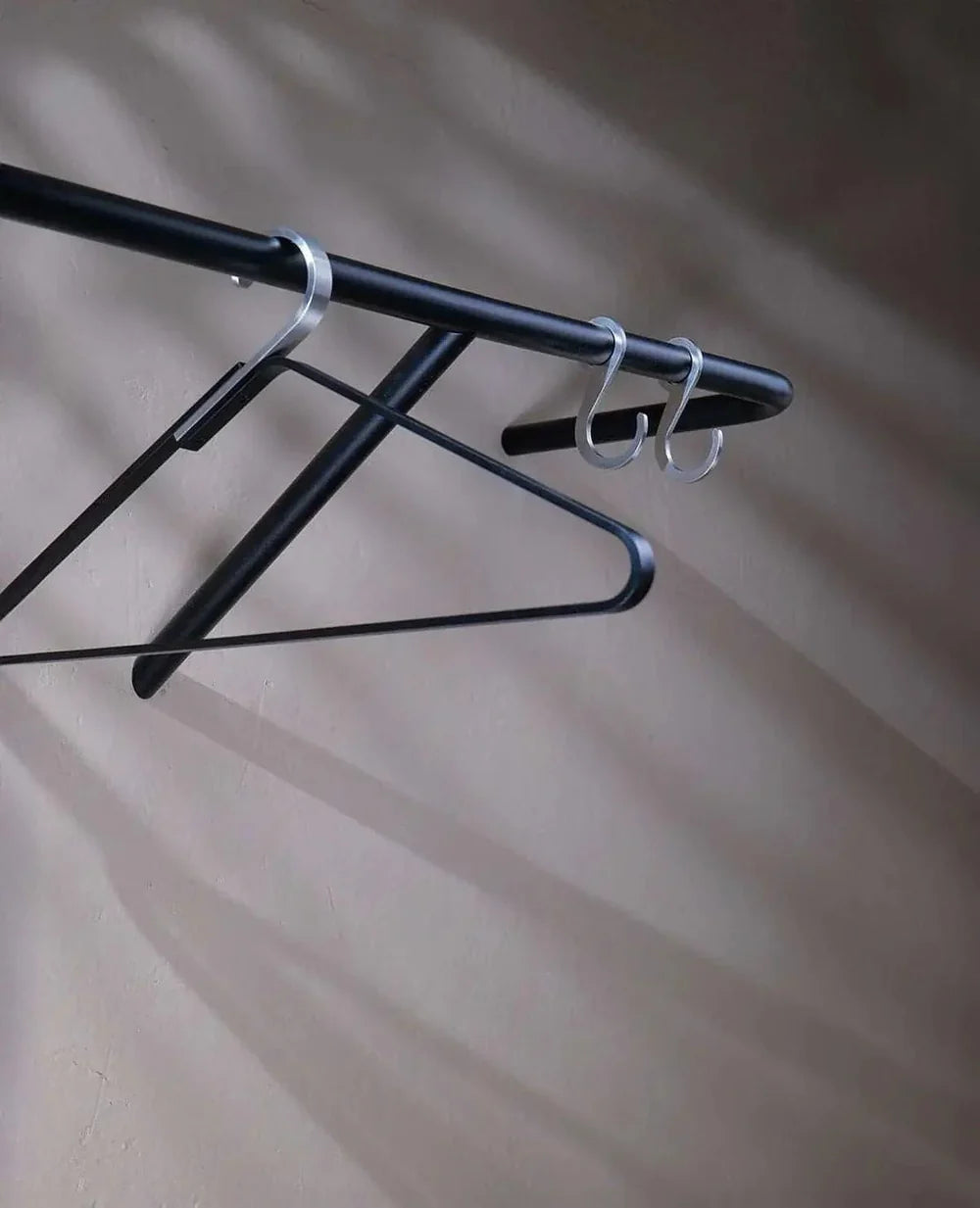 Schwarze Metallgarderobe für die Wand – RAIL im minimalistischen Industrial Look
