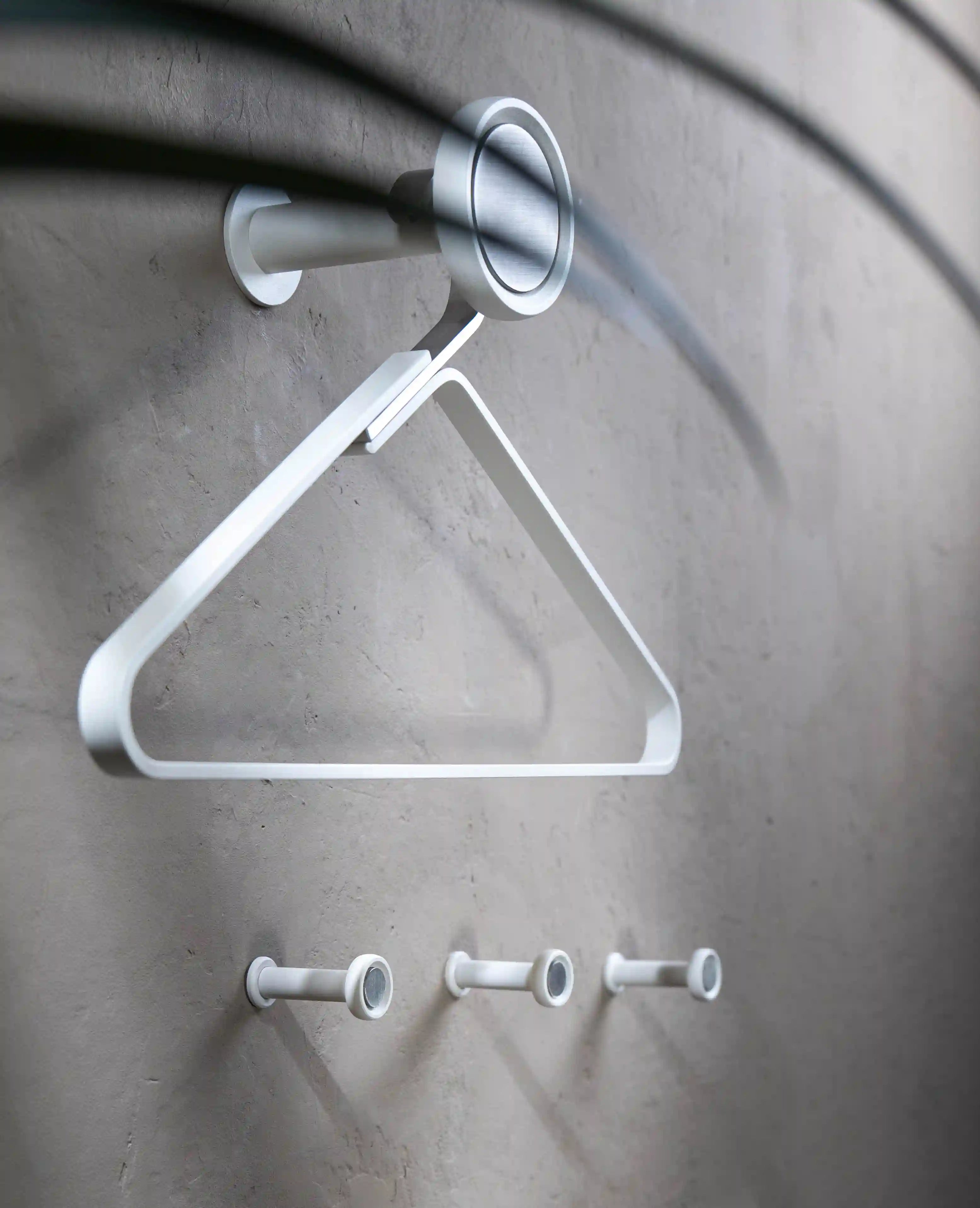 Wandhaken Tiny Silver in Cremeweiß mit Silvereye und Metallbügel – schlichte, elegante Aufbewahrung