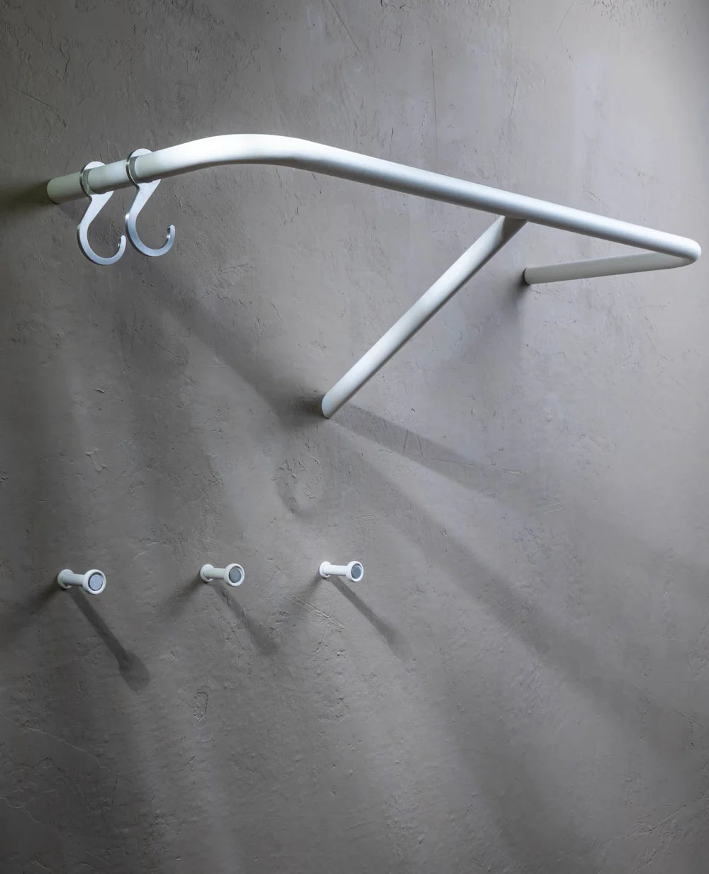 Wandhaken Tiny Silver in Cremeweiß -Anwendungsszene mit Garerobe Rail