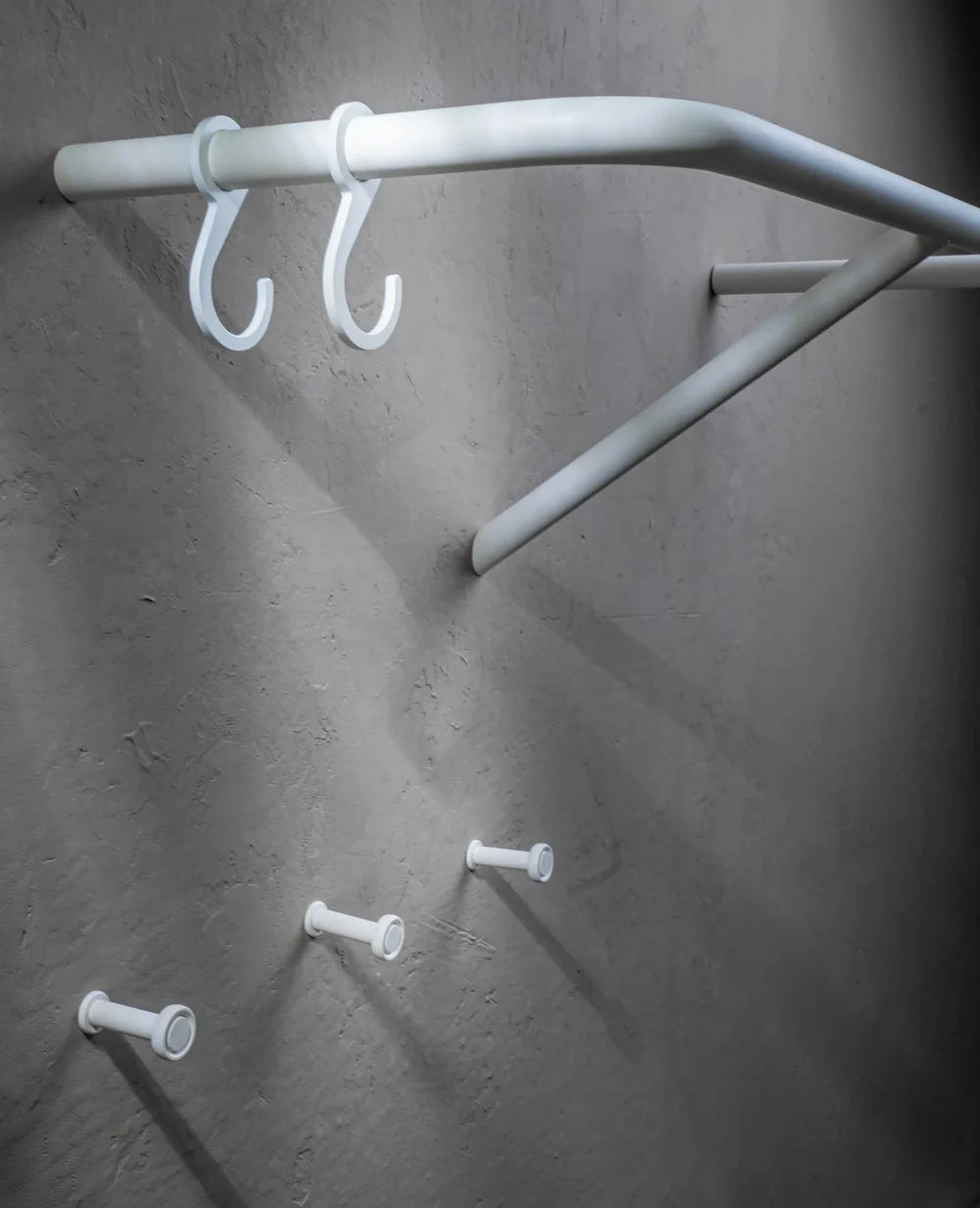 Tiny Wandhaken und RAIL Garderobe in Cremeweiß – moderne Wandlösung für Flur oder Schlafzimmer