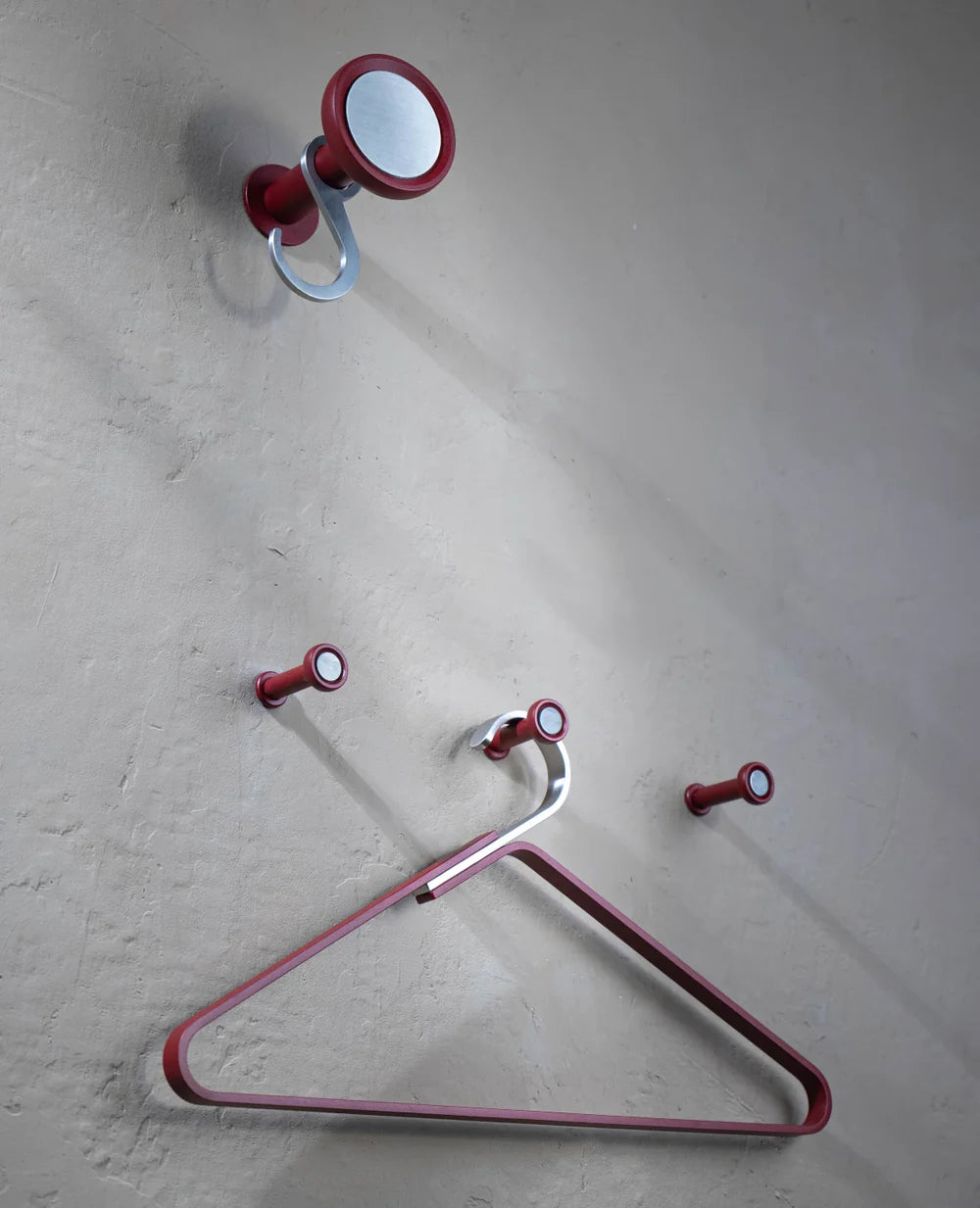 Wandhaken Tiny Silver in Rot kombiniert mit Silvereye – modernes Einrichtungskonzept