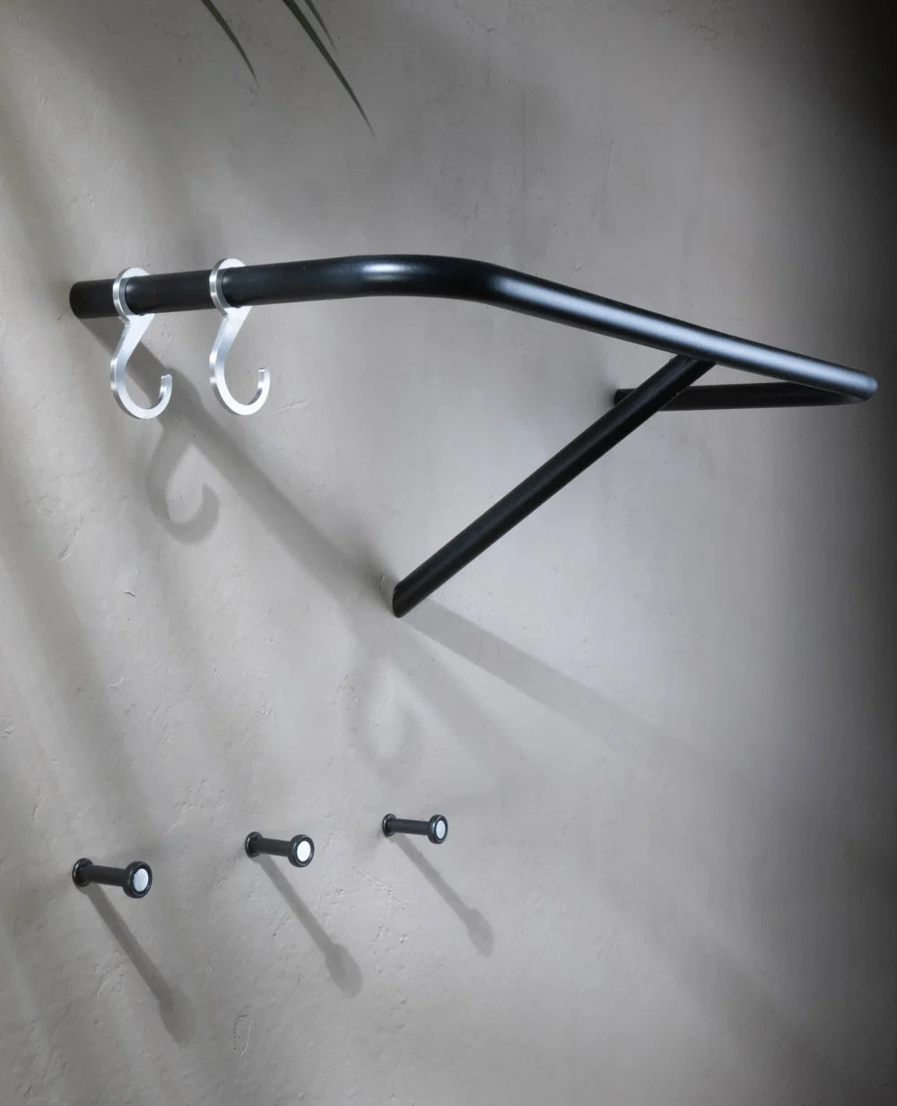 Schwarze Tiny Silver Wandhaken in Kombination mit RAIL Garderobe von Siqual Design