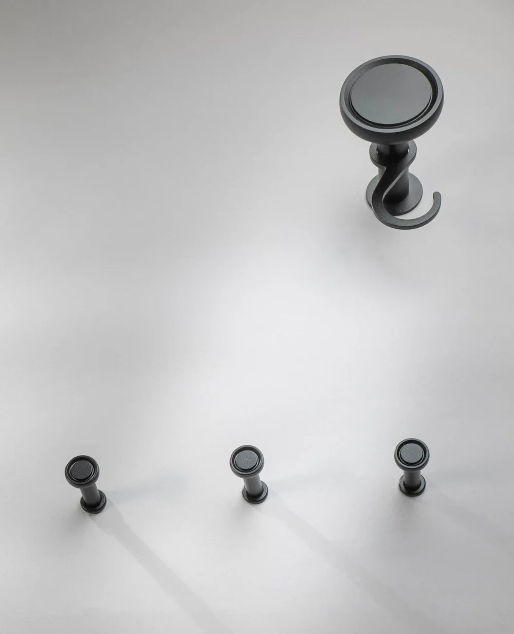 Schwarzer Wandhaken Tiny – modernes Design für Flur, Bad oder Schlafzimmer