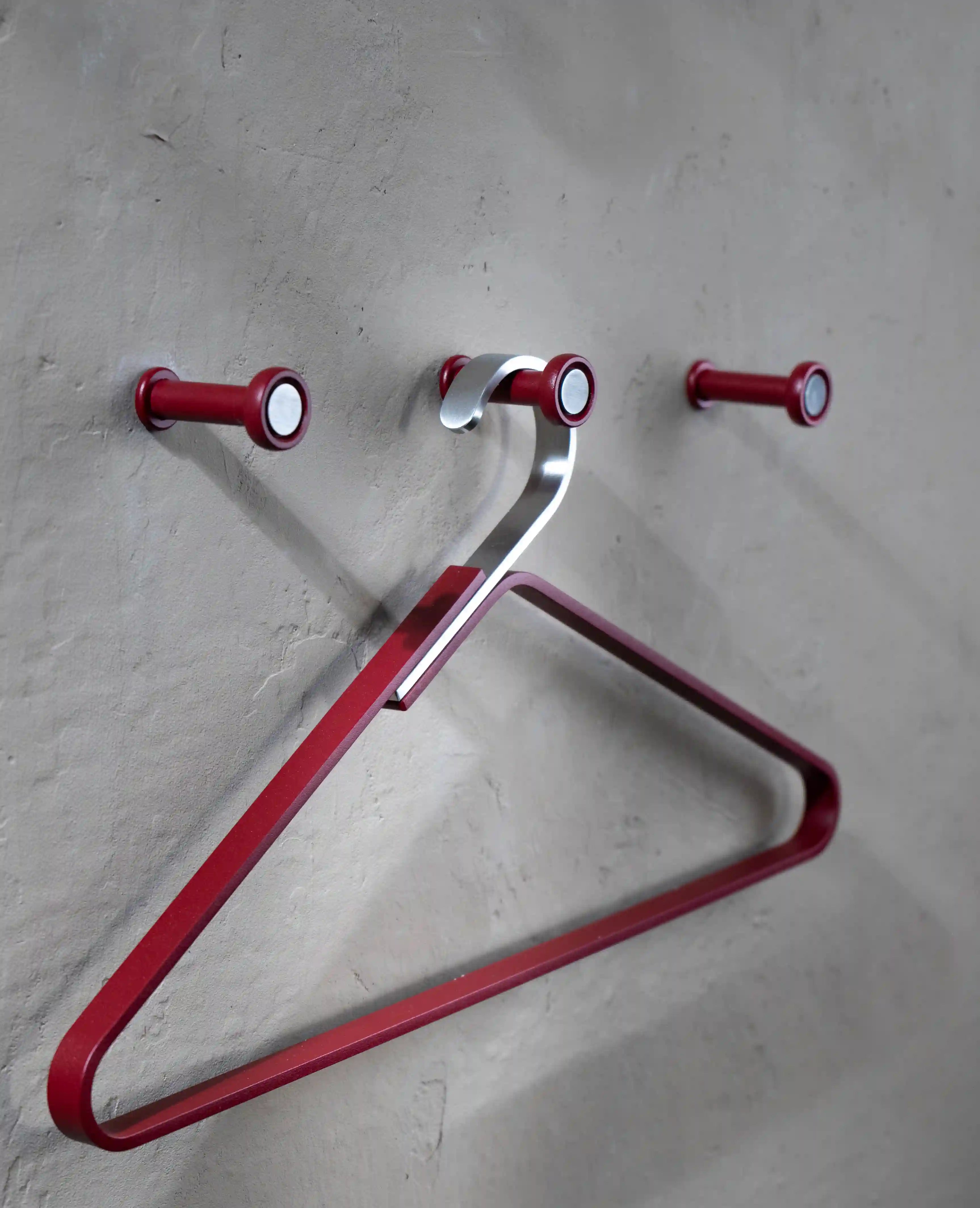 Wandhaken Tiny Silver in Rot mit Metallkleiderbügel kombiniert – platzsparende Aufhängung