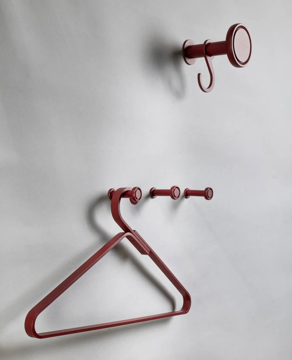 Wandhaken Tiny in Rot mit Silvereye – minimalistisches Metall-Design für Flur oder Bad