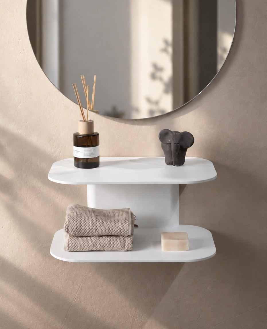 Weiße ARCO Wandkonsole aus Metall im Badezimmer – platzsparende Wandablage für Pflegeprodukte, Handtücher und Badaccessoires.