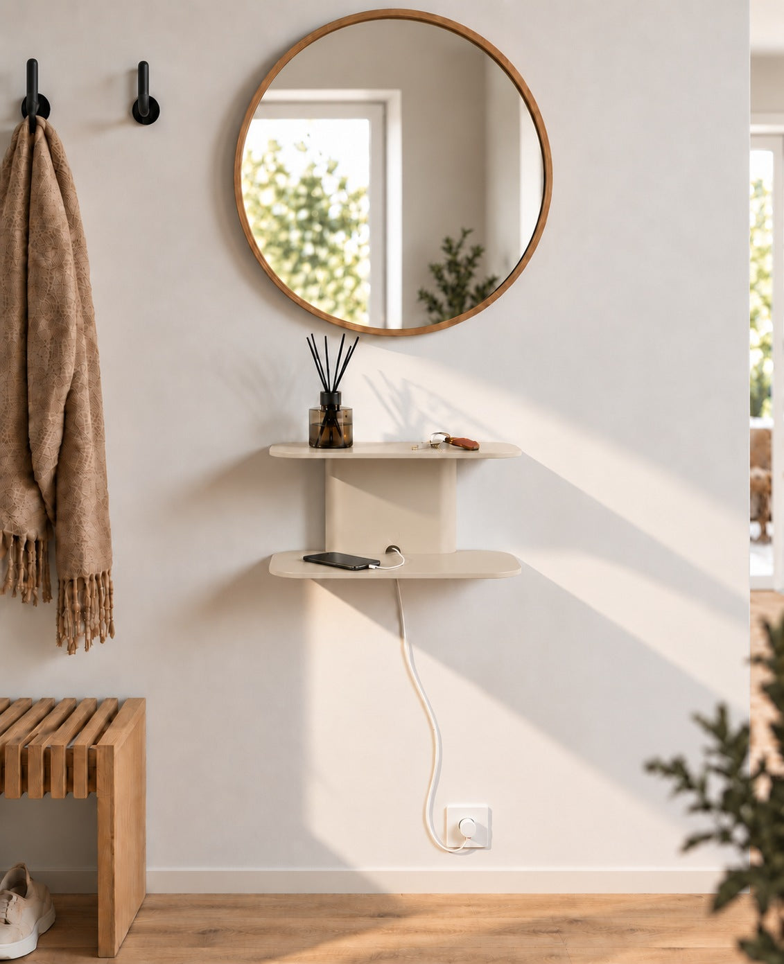 ARCO Wandkonsole aus pulverbeschichtetem Aluminium in Beige von Siqual Design im Flur unter einem runden Spiegel – schmale Ablage für Schlüssel und Smartphone mit verdeckter Kabelführung.
