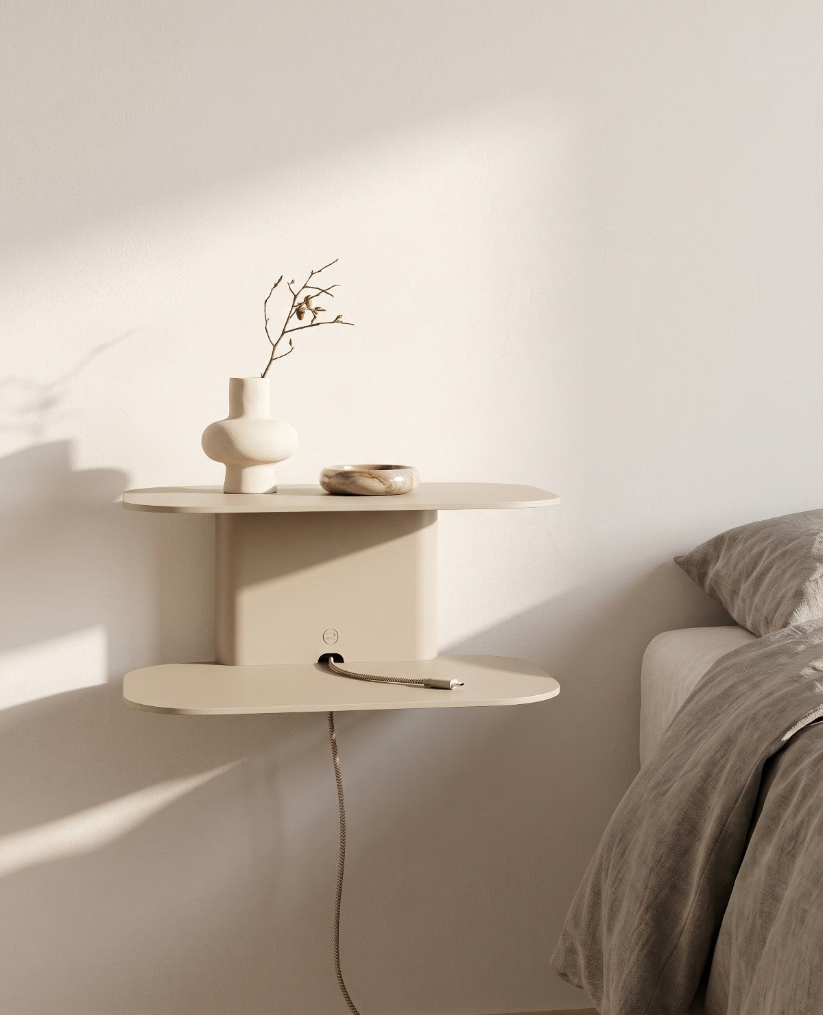 ARCO Wandkonsole in Beige als wandhängender Nachttisch im Schlafzimmer – platzsparende Ablage mit verdeckter Kabelführung.