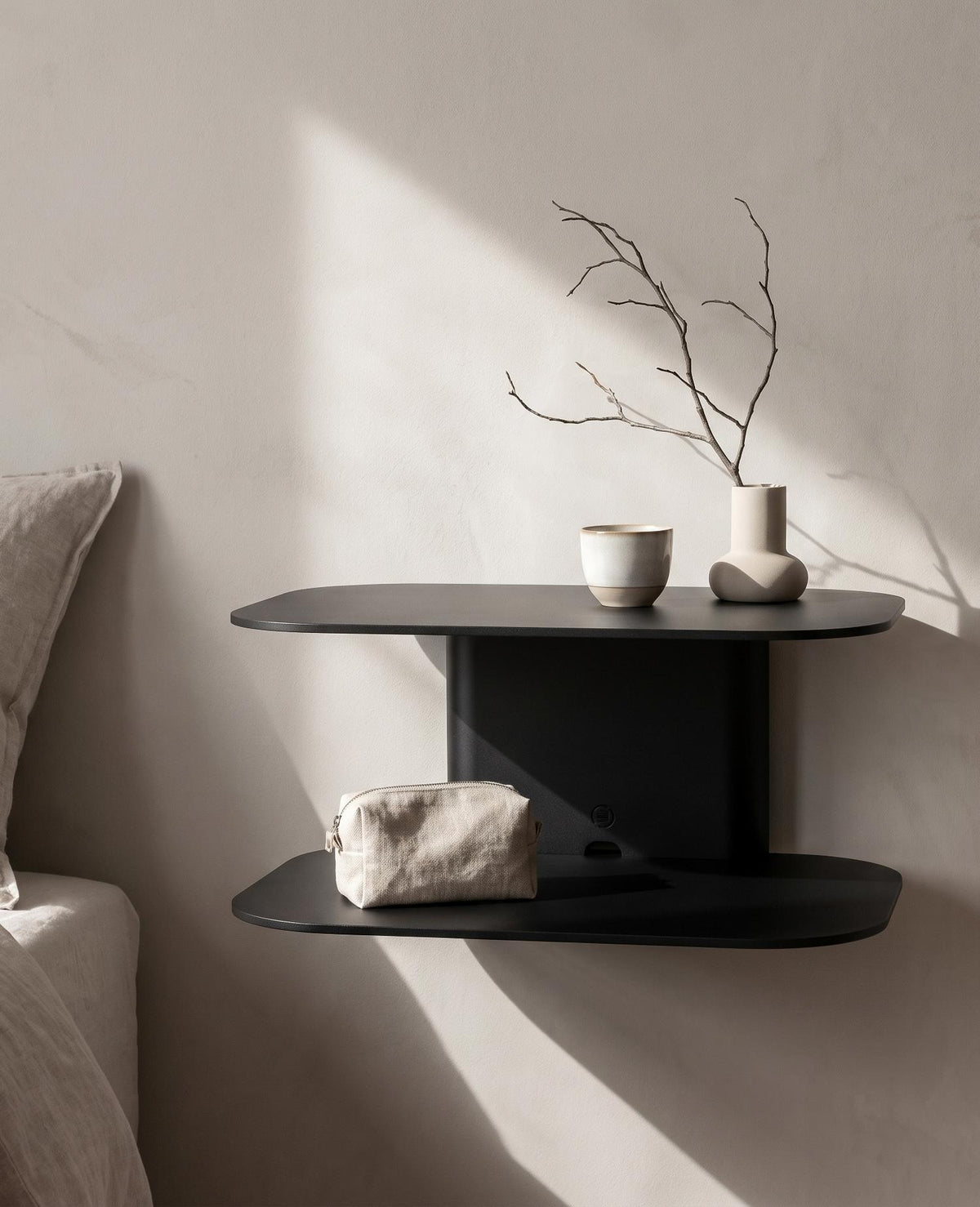 Schwarze ARCO Wandkonsole von Siqual Design als wandhängende Ablage neben Bett oder Sofa – modernes Möbel aus Metall.