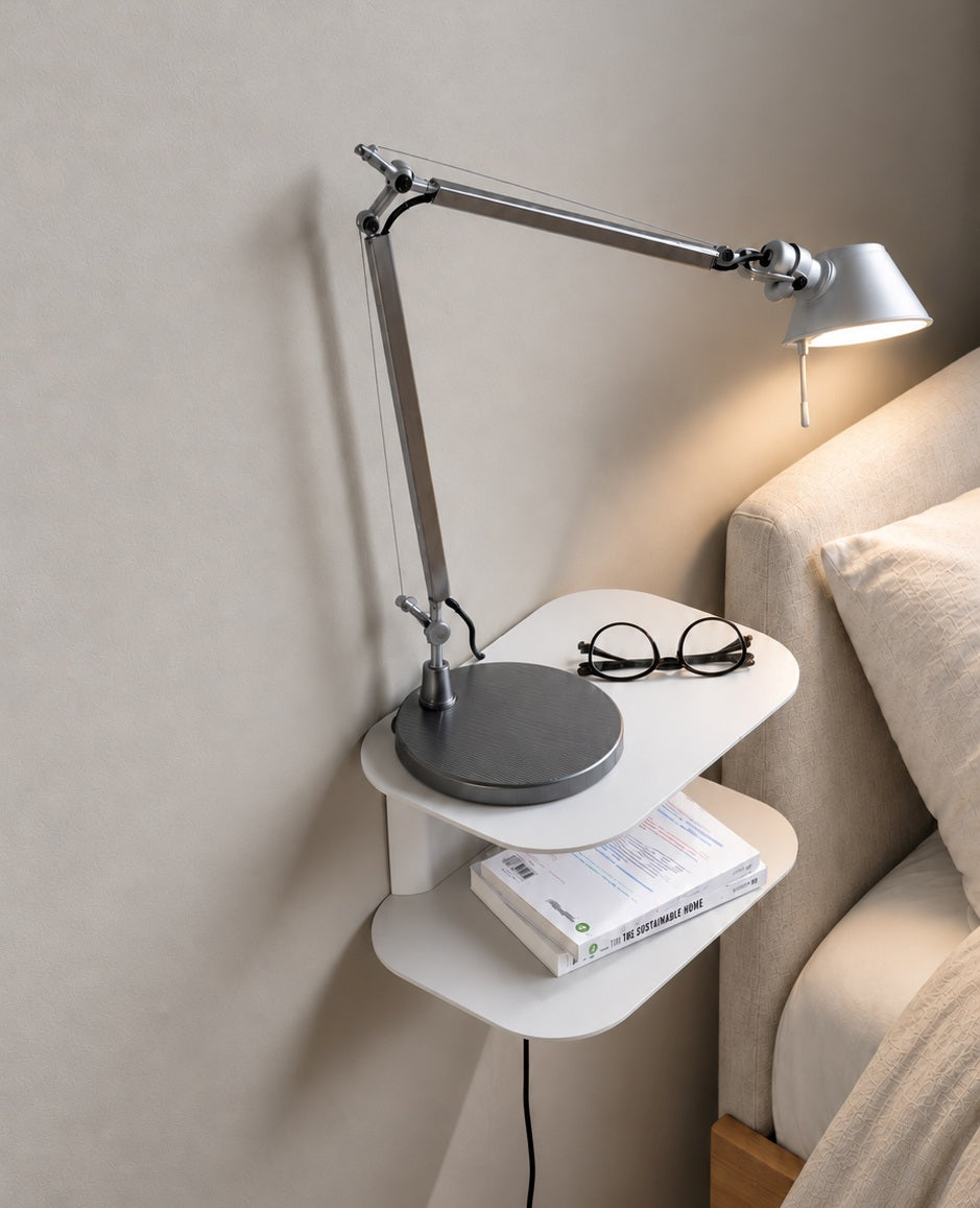 Weiße ARCO Wandkonsole aus Metall von Siqual Design als wandhängender Nachttisch im Schlafzimmer – mit Leselampe, Büchern und Brille neben dem Bett.