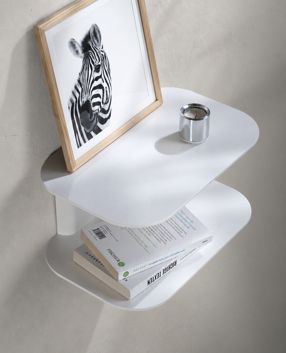 ARCO Design-Wandkonsole in Weiß mit Bilderrahmen und Accessoires – moderne schmale Wandkonsole für Flur und Wohnzimmer.