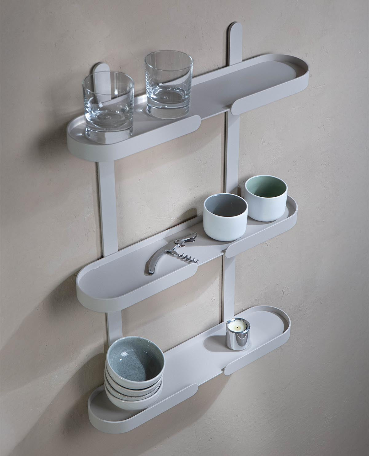 Design Wandregal aus Metall TRIOLUNGO von Siqual Design mit drei Ablageflächen