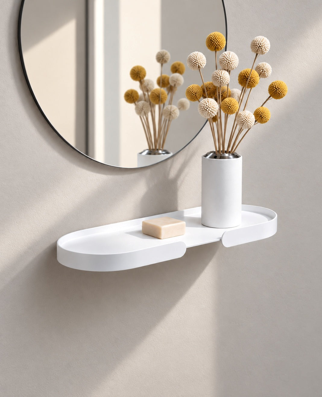 MONDO Shelf Wandregal aus Aluminium unter rundem Spiegel, dekoriert mit der Vase Floare, stilvolle Wandgestaltung für Bad oder Flur, modernes und minimalistisches Design.
