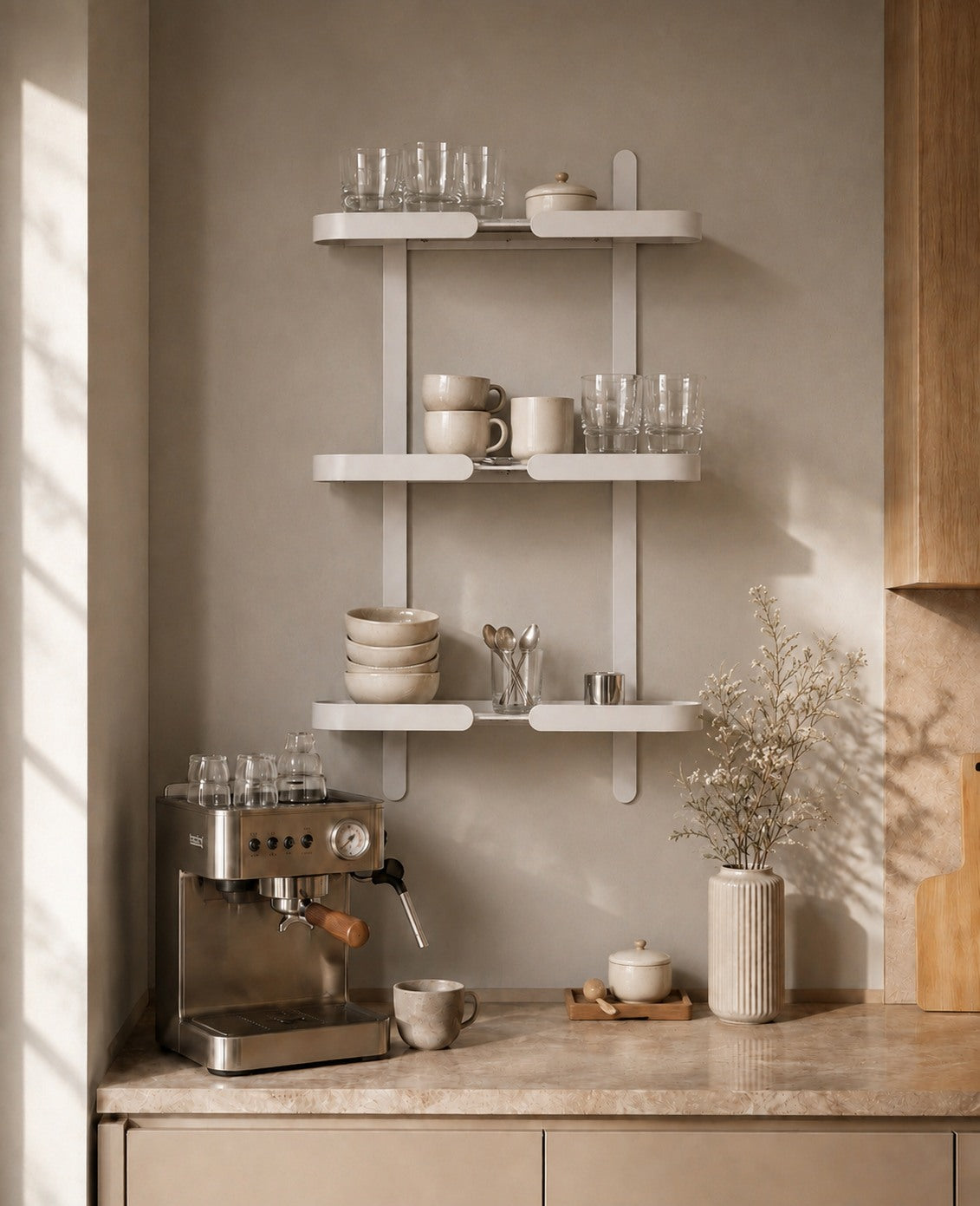 Weißes Triolungo Wandregal aus Metall von Siqual Design in moderner Küchen-Kaffeebar mit Tassen, Gläsern und Siebträgermaschine.