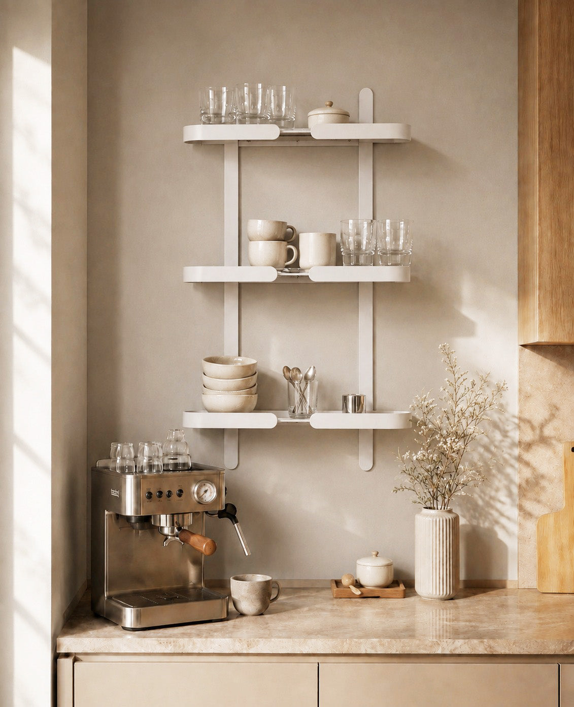 Weißes Triolungo Wandregal aus Metall von Siqual Design in moderner Küchen-Kaffeebar mit Tassen, Gläsern und Siebträgermaschine.