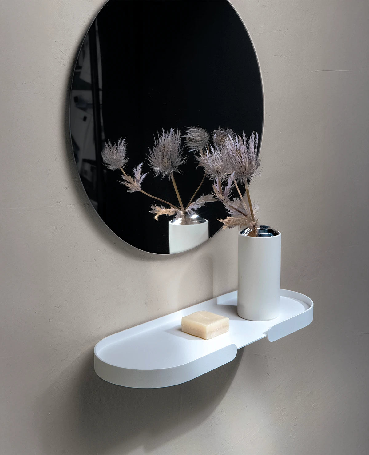 MONDO Shelf Wandregal aus Aluminium unter rundem Spiegel, dekoriert mit der Vase Floare, stilvolle Wandgestaltung für Bad oder Flur, modernes und minimalistisches Design.