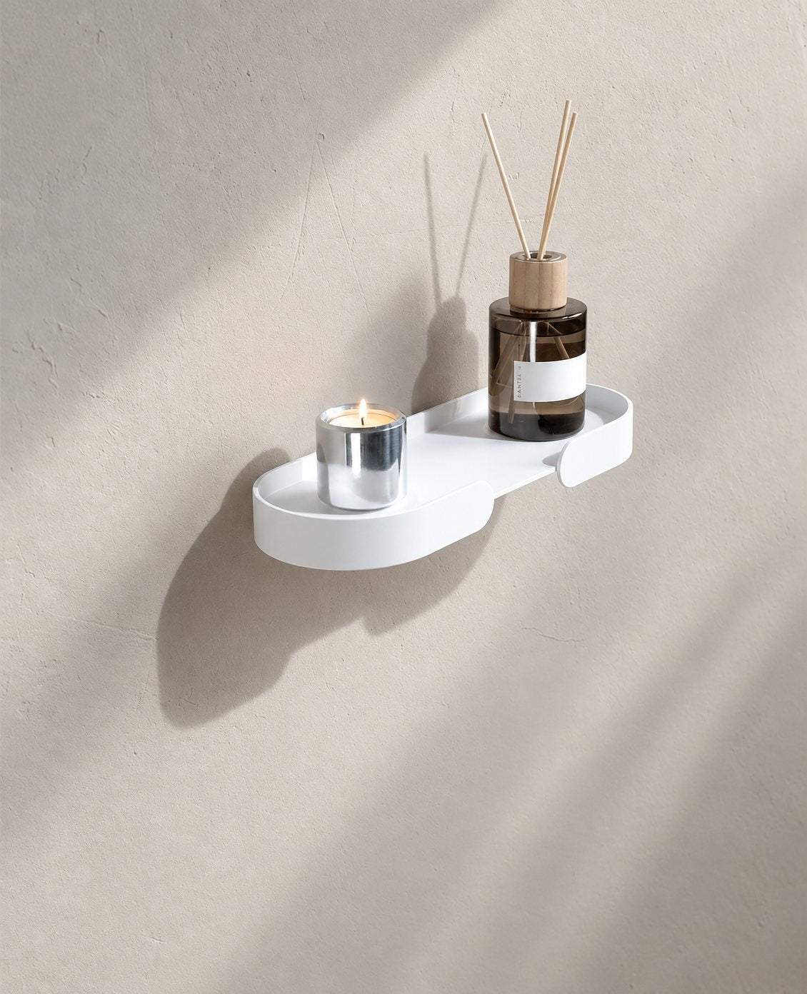 Wandregal aus Metall MORTIMER Shelf von Siqual Design in Weiß mit Duftstäbchen und schwebender Optik