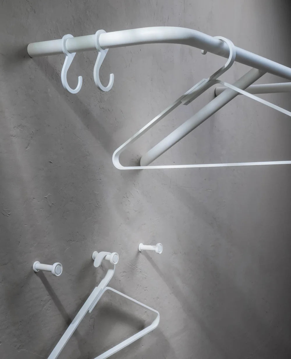 Garderobe RAIL mit drei cremeweißen Tiny Wandhaken – dezentes Design für stilvolle Ordnung im Eingangsbereich