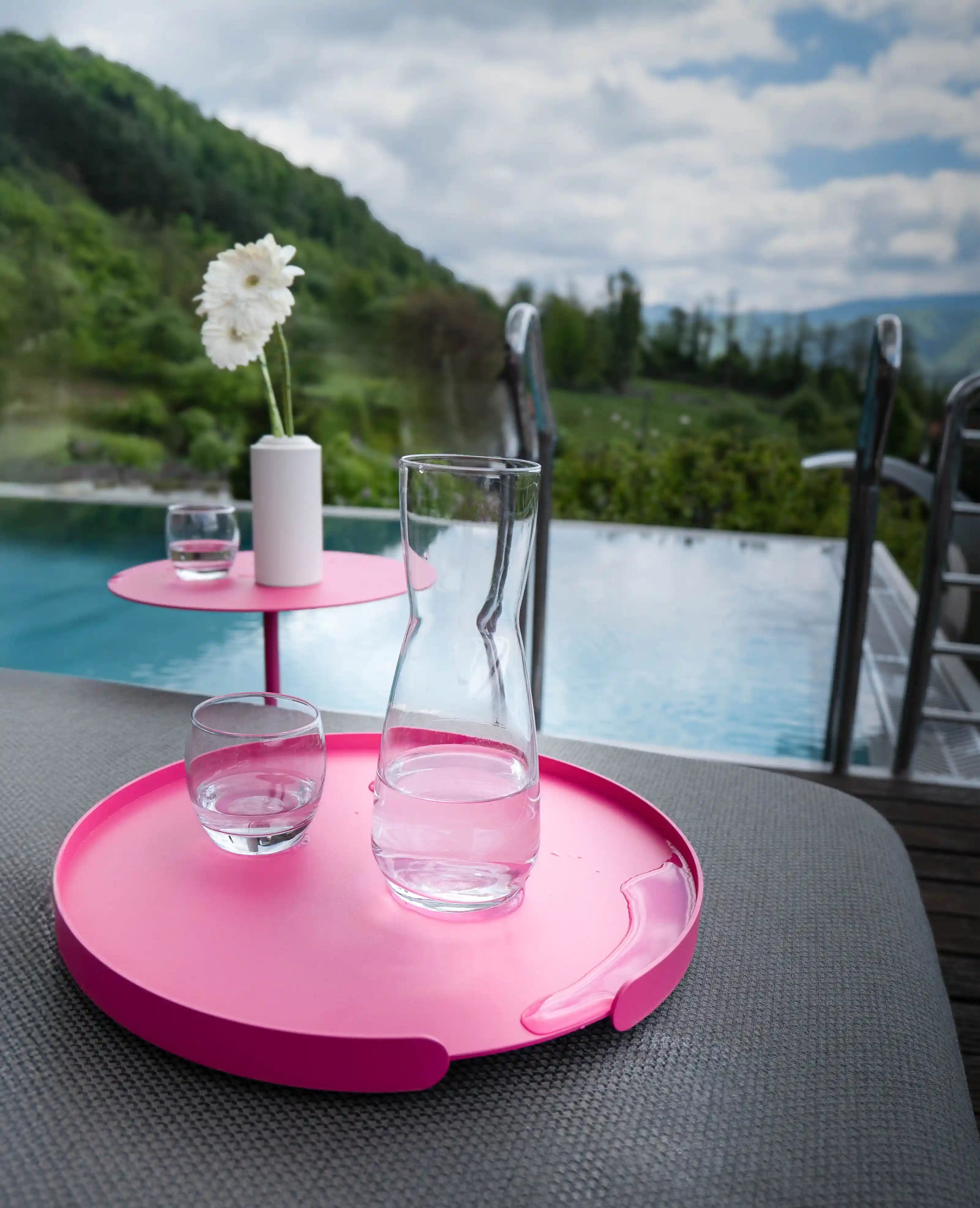 Tablett Lilo in Pinkmangenta – modernes Farbakzent-Accessoire aus Metall von Siqual