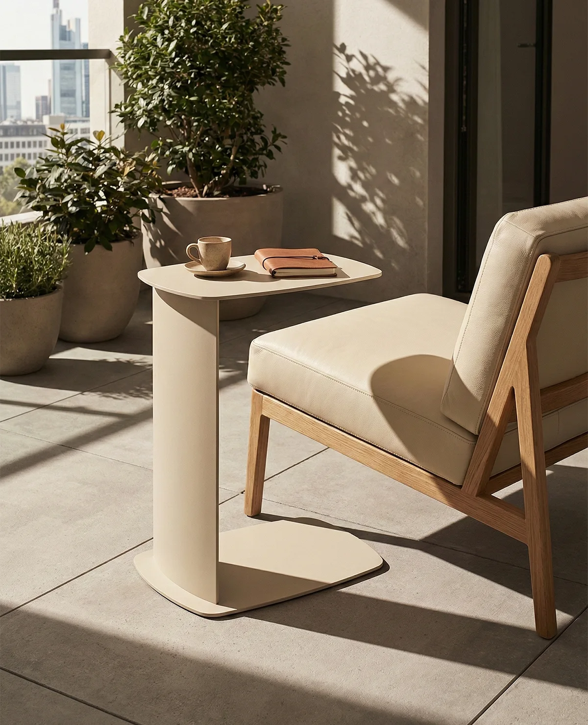 Wetterfester C-förmiger Beistelltisch STANDBY aus Aluminium in Beige von Siqual Design neben Sessel auf dem Balkon