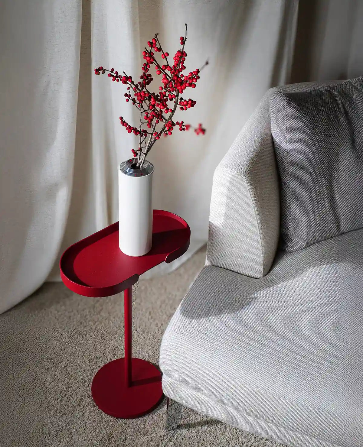 Stan Beistelltisch in Rot – dekorativ mit Blumenvase im Wohnzimmer