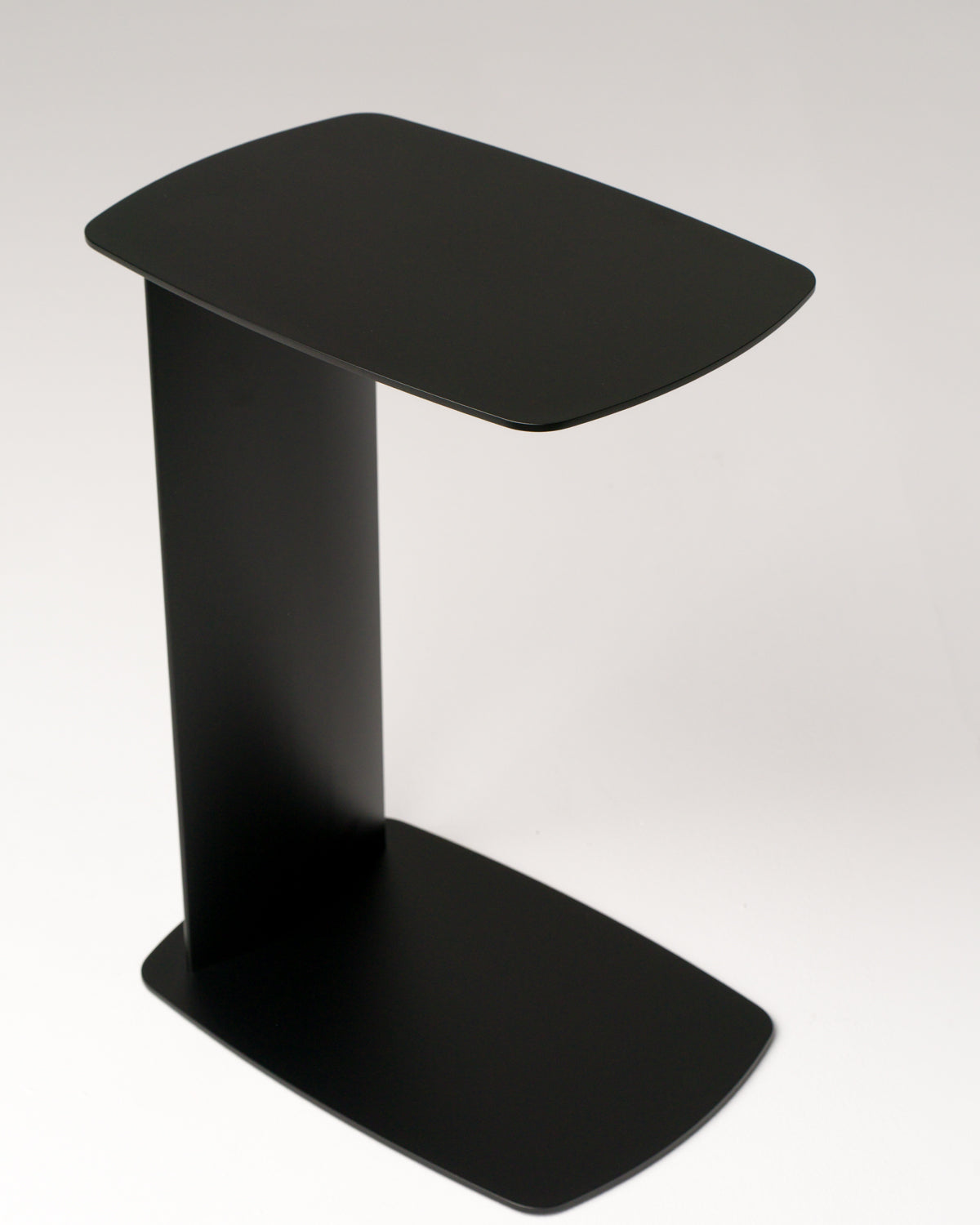 STANDBY – Beistelltisch aus Aluminium in C-Form, wetterfest für innen und außen