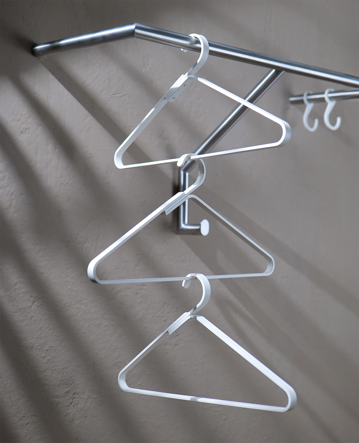 Premium Kleiderbügel aus Aluminium mit robuster und formstabiler Konstruktion