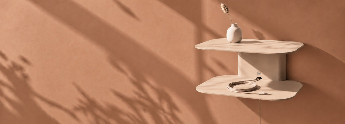 Beige Wandkonsole ARCO aus Metall von Siqual Design mit zwei Ablageflächen und verdeckter Kabelführung vor einer terrakottafarbenen Wand im warmen Sonnenlicht.