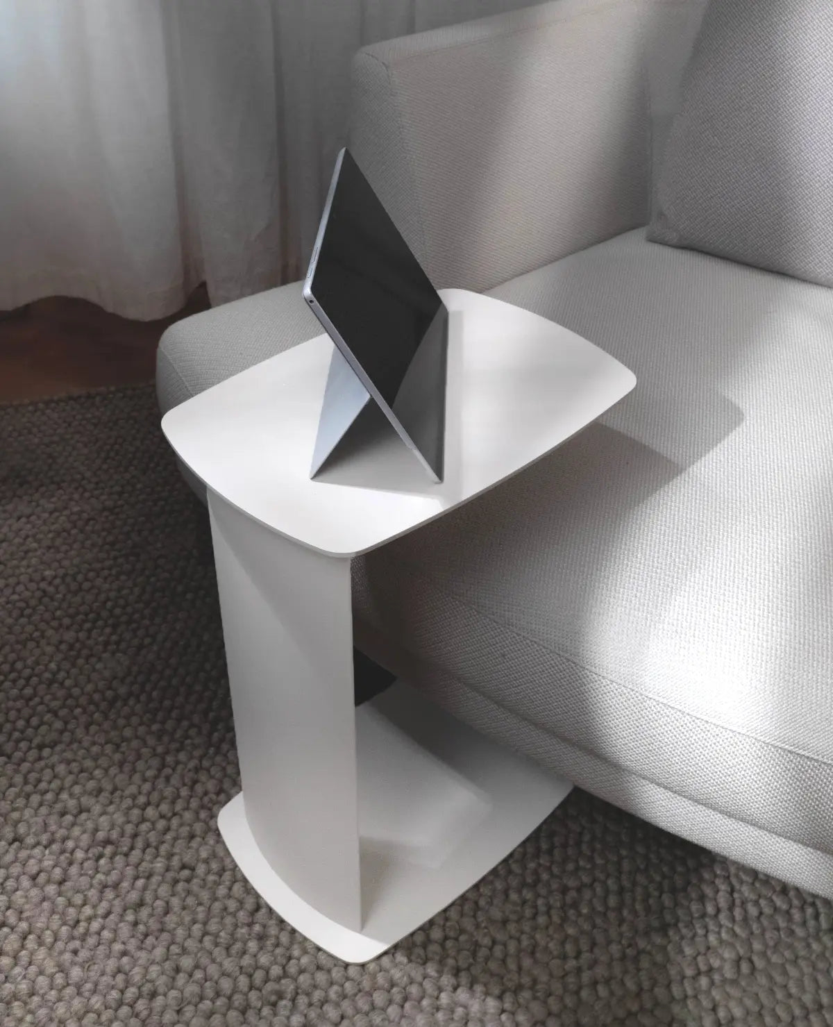 Moderner Beistelltisch Aluminium - Modell Standby in Weiß, von Siqual Design für drinnen und draußen, rostfrei und langlebig.