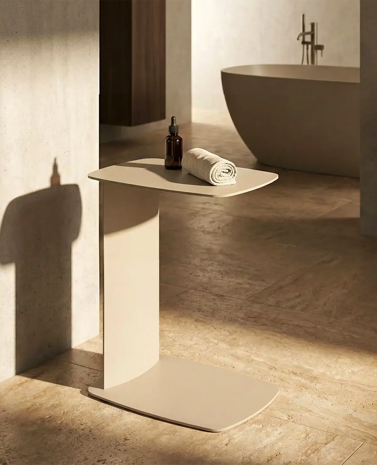 C-förmiger Beistelltisch STANDBY aus Aluminium in Beige von Siqual Design im Badezimmer mit Seifen und Handtüchern