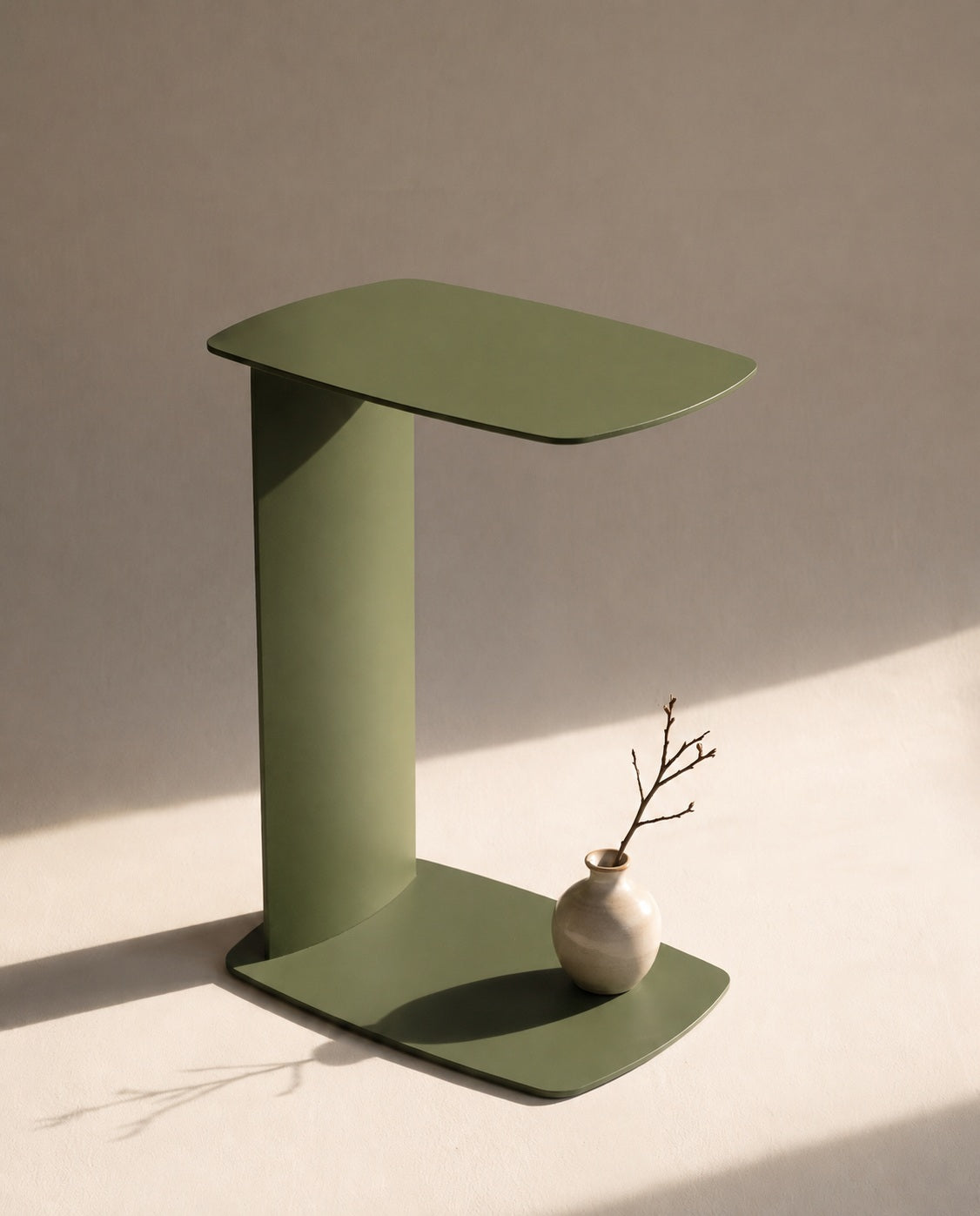 Olivgrüner STANDBY Beistelltisch aus Metall von Siqual Design als ruhige Ablage neben Sofa oder Sessel