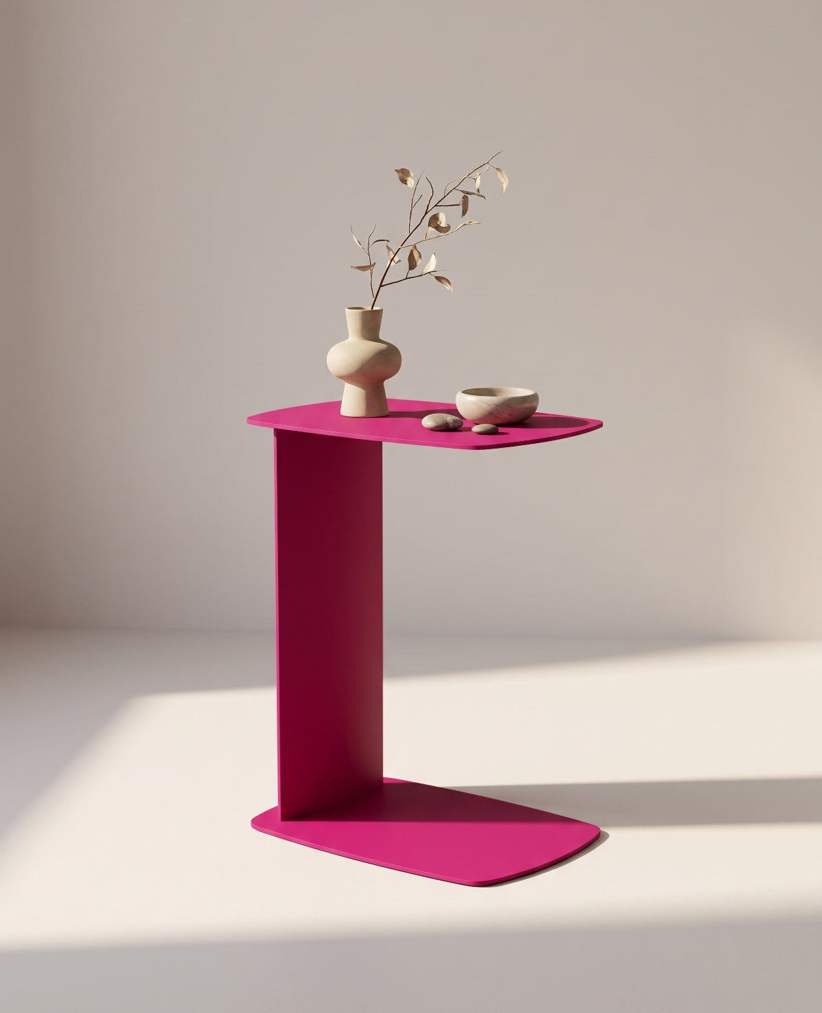 Pinker STANDBY Beistelltisch in C-Form aus Metall von Siqual Design als farbstarker Akzent neben Sofa, Sessel oder Balkonstuhl