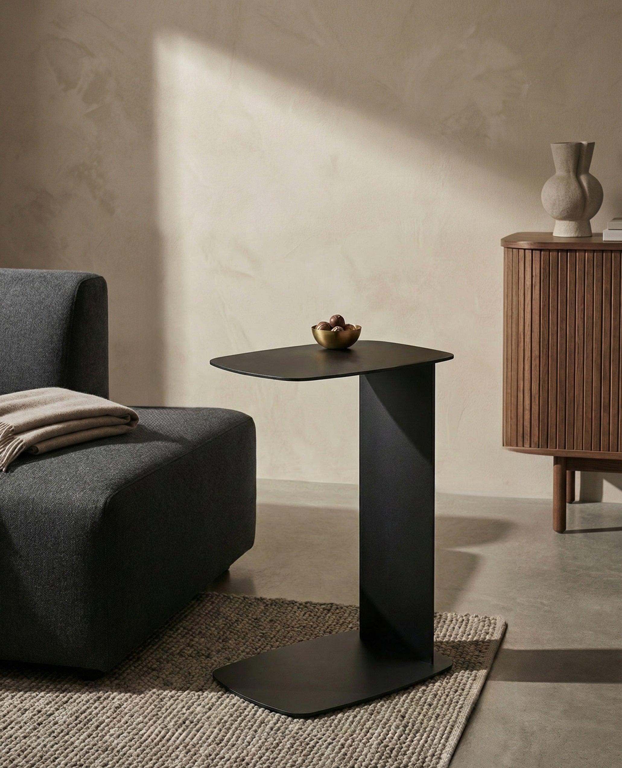 C-Form Beistelltisch aus Metall Standby von Siqual Design am Sofa im Wohnzimmer als flexible Ablage