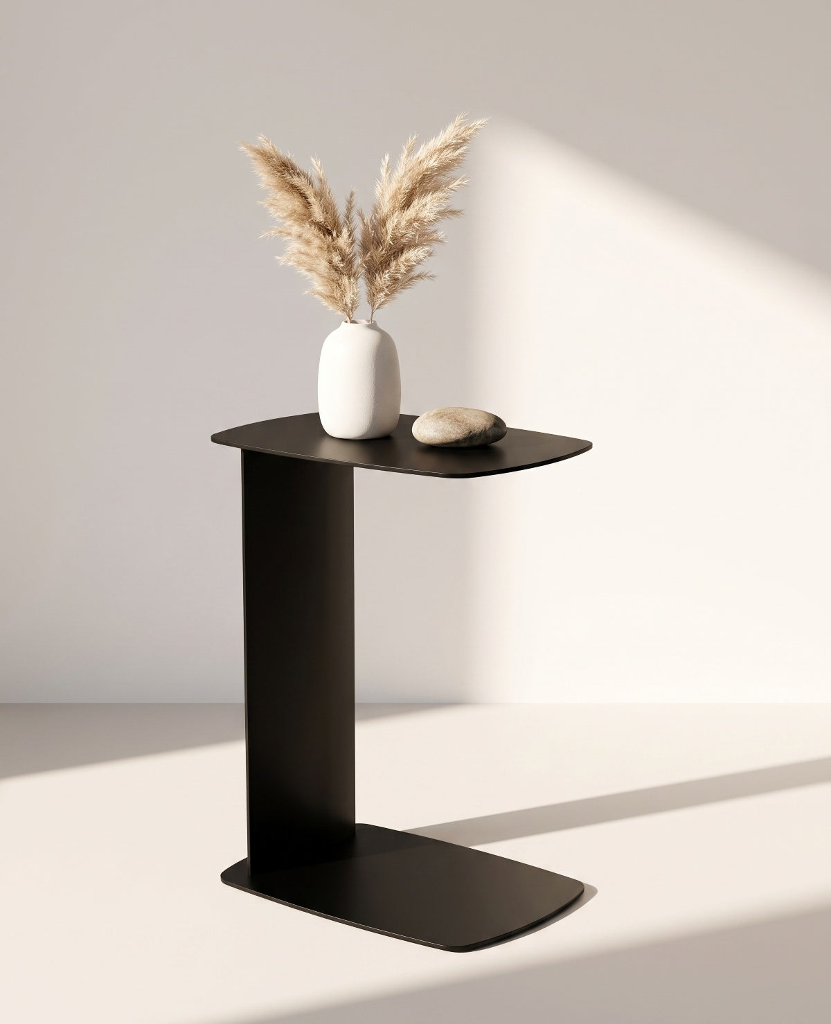 Schwarzer STANDBY Beistelltisch in C-Form aus Metall von Siqual Design als schmale Ablage im modernen Wohnraum