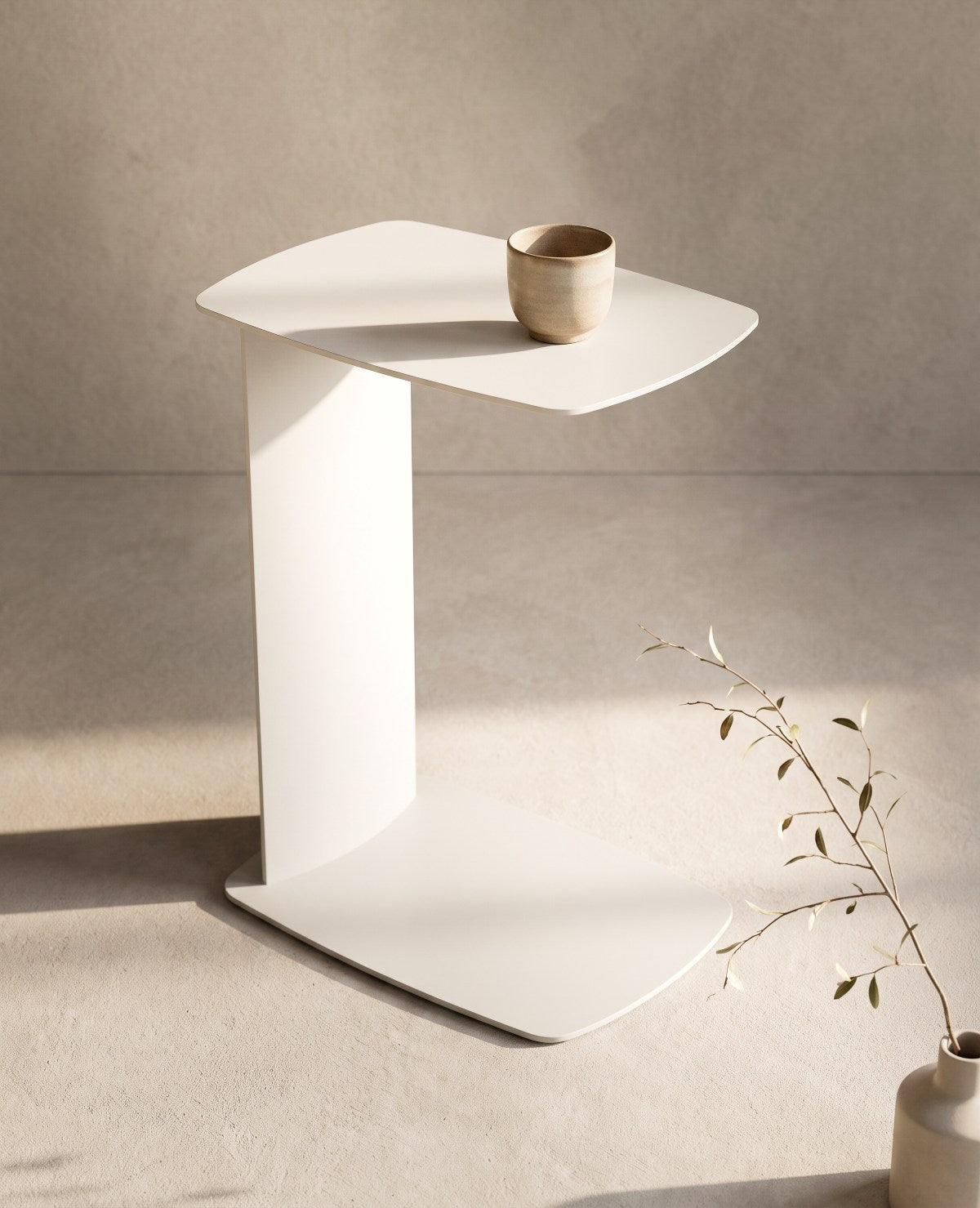 STANDBY Beistelltisch in C-Form in Weiß aus Metall von Siqual Design als platzsparende Ablage neben Sofa oder Sessel