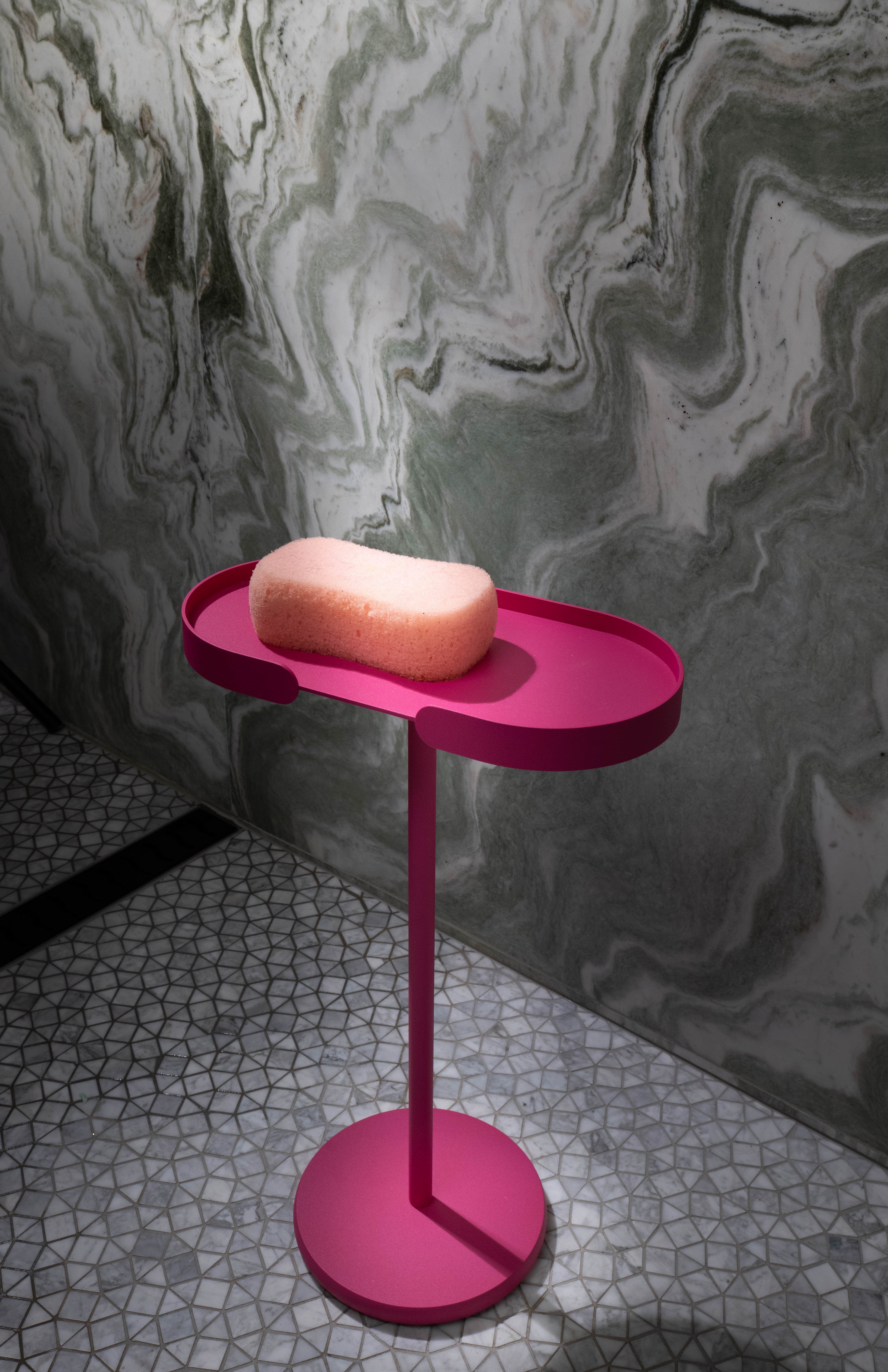 Beistelltisch aus Metall in der Dusche mit Schwamm als feuchtigkeitsresistente und korrosionsbeständige Ablage