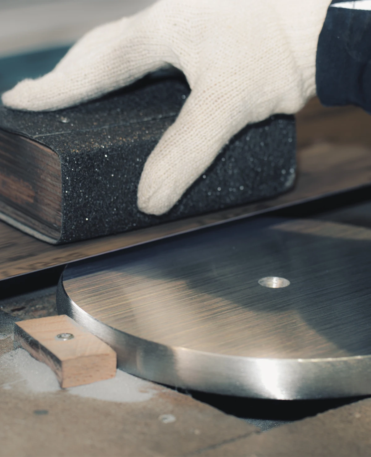 Produktion eines Beistelltischs aus Aluminium in der Manufaktur von Siqual Design