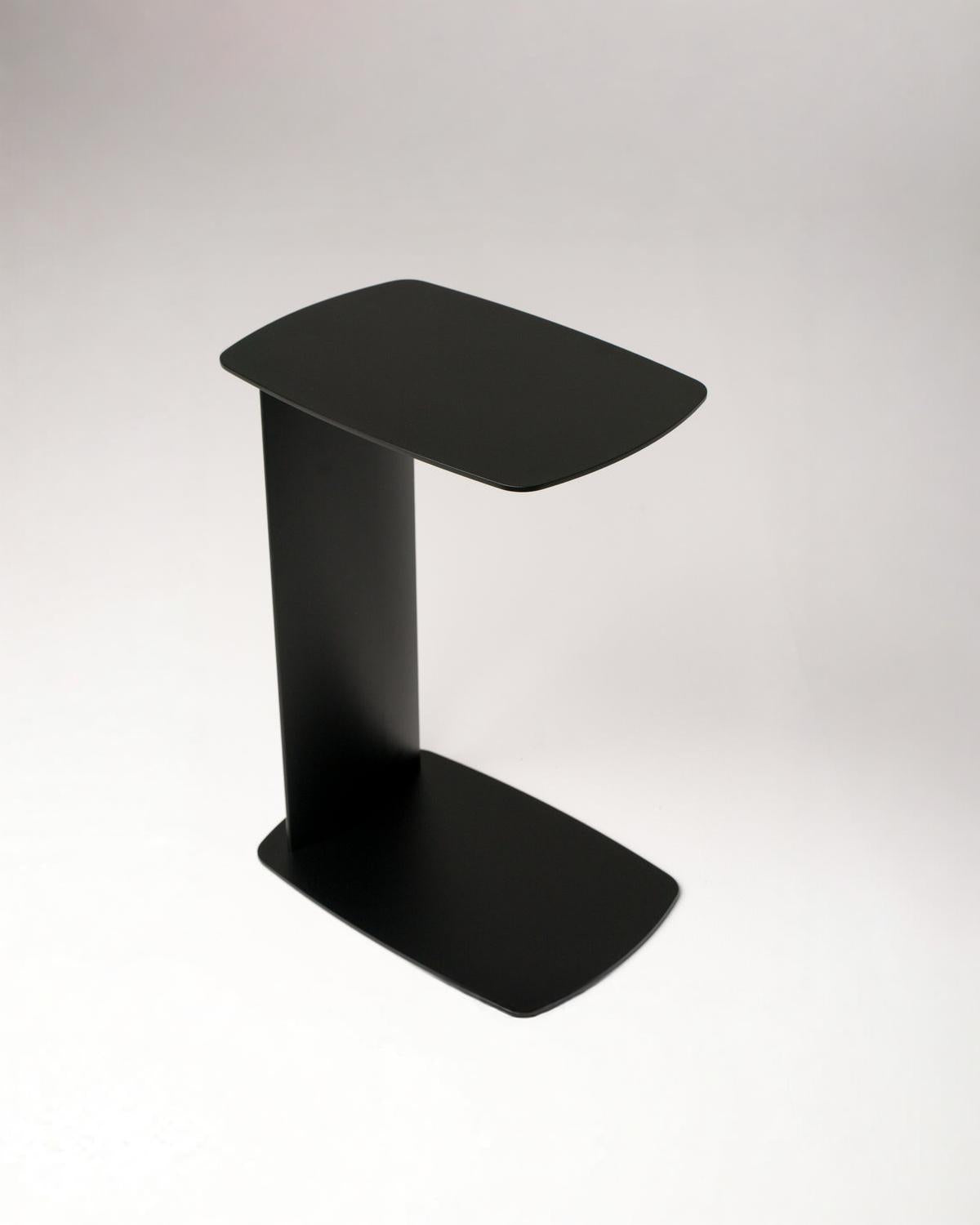 STANDBY – Beistelltisch aus Aluminium in C-Form, wetterfest für innen und außen